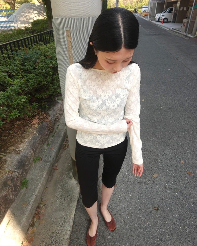 UネックラインフラワーレースTシャツ