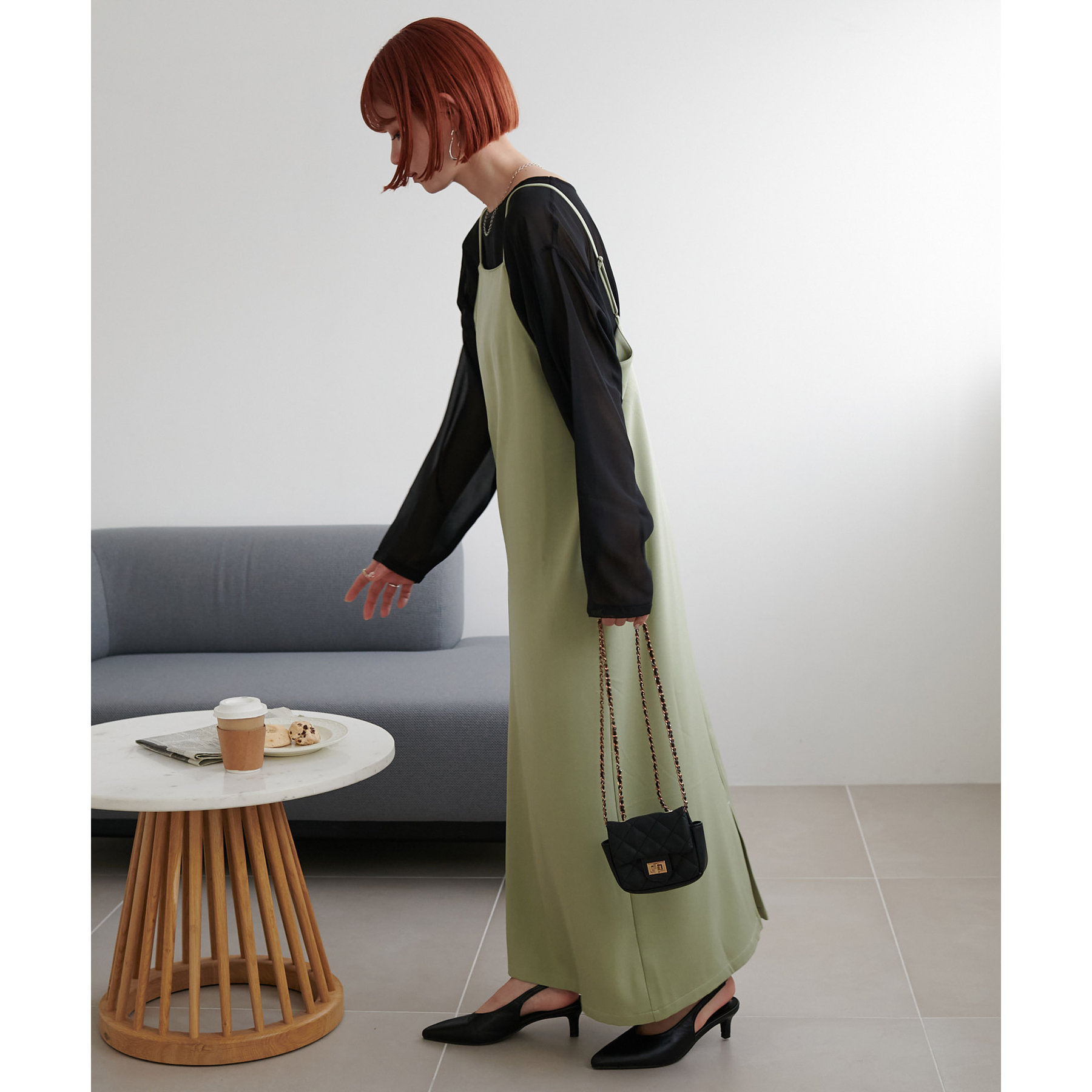 イッセイミヤケ⭕️美品　希少　とろみワンピース　イレギュラーヘム　黒　完売　高級 黒）Xラインギャザーの艶ベロア調ミディアムワンピース