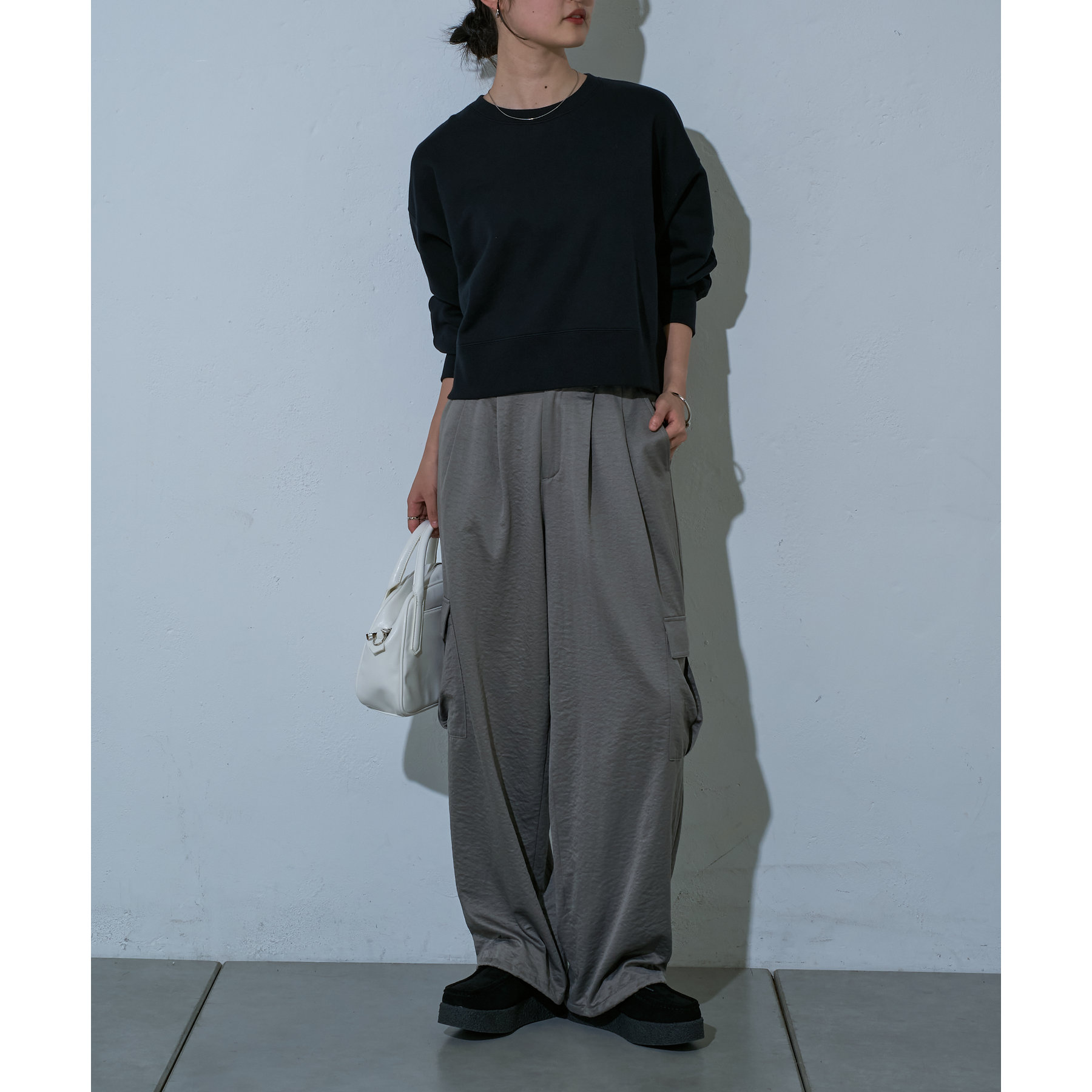 光沢感のあるネイビーのカーゴパンツ✨ 光沢感のあるネイビーのカーゴパンツ✨ カーゴパンツ（カーゴ