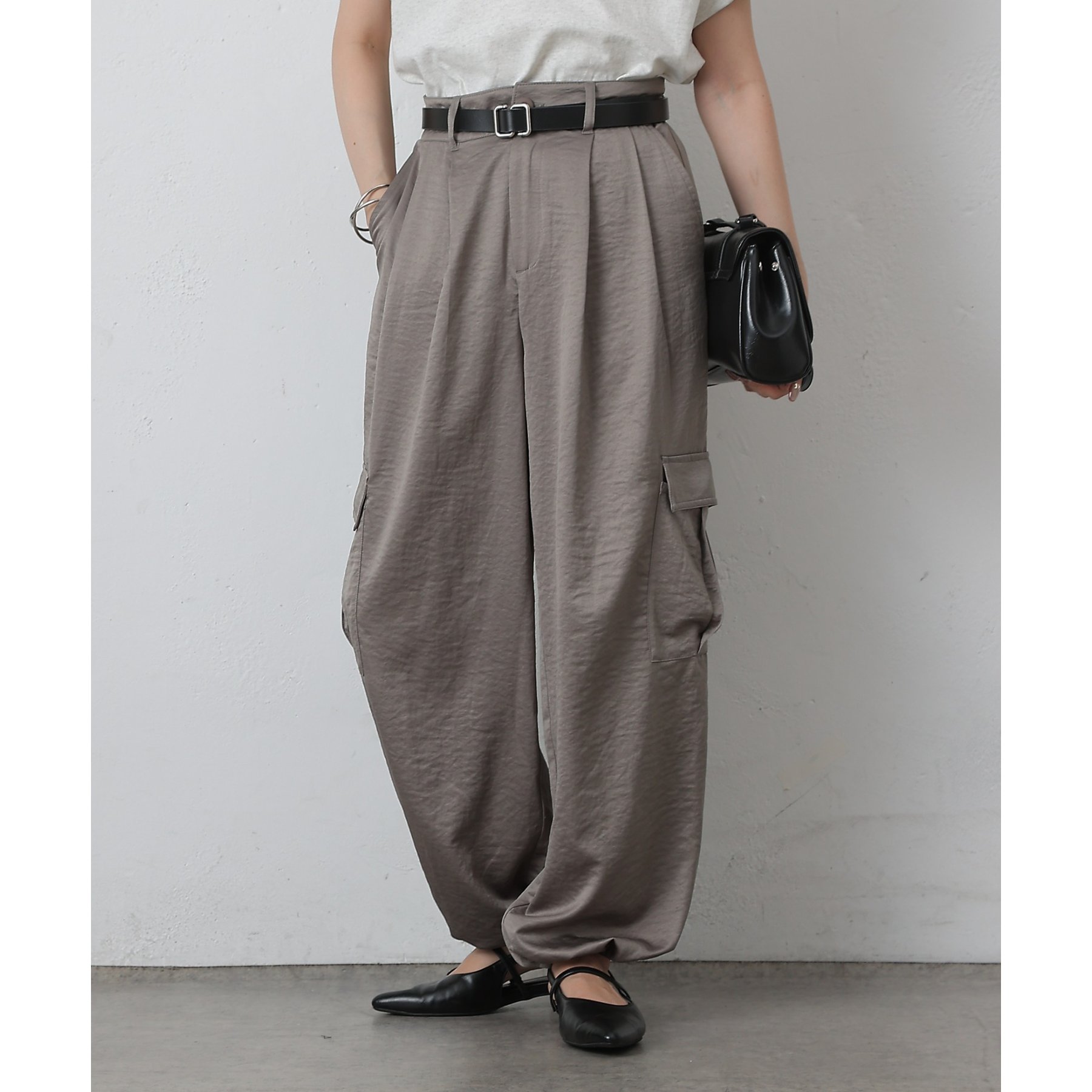 週末限定価格！新品未使用！アルページュストーリー　サテンカーゴパンツ 週末限定価格！新品未使用！アルページュストーリー サテン