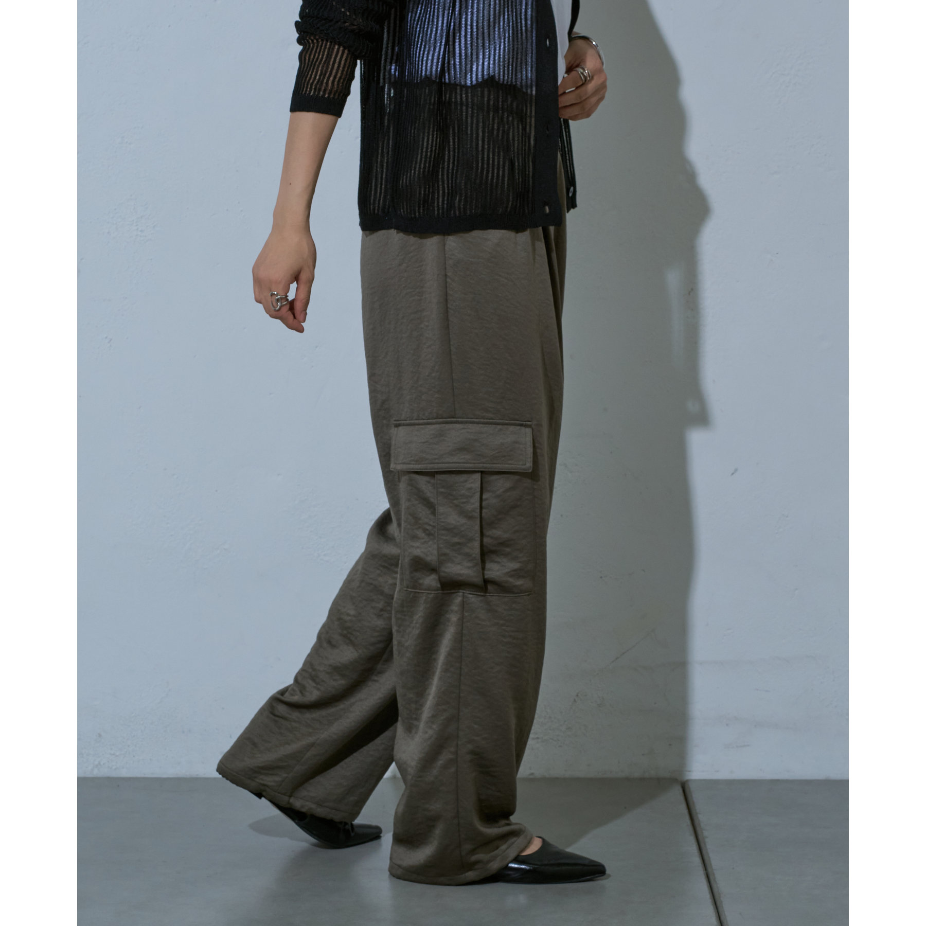 光沢感のあるネイビーのカーゴパンツ✨ アニュアンス anuans サテンカーゴパンツ （NAVY