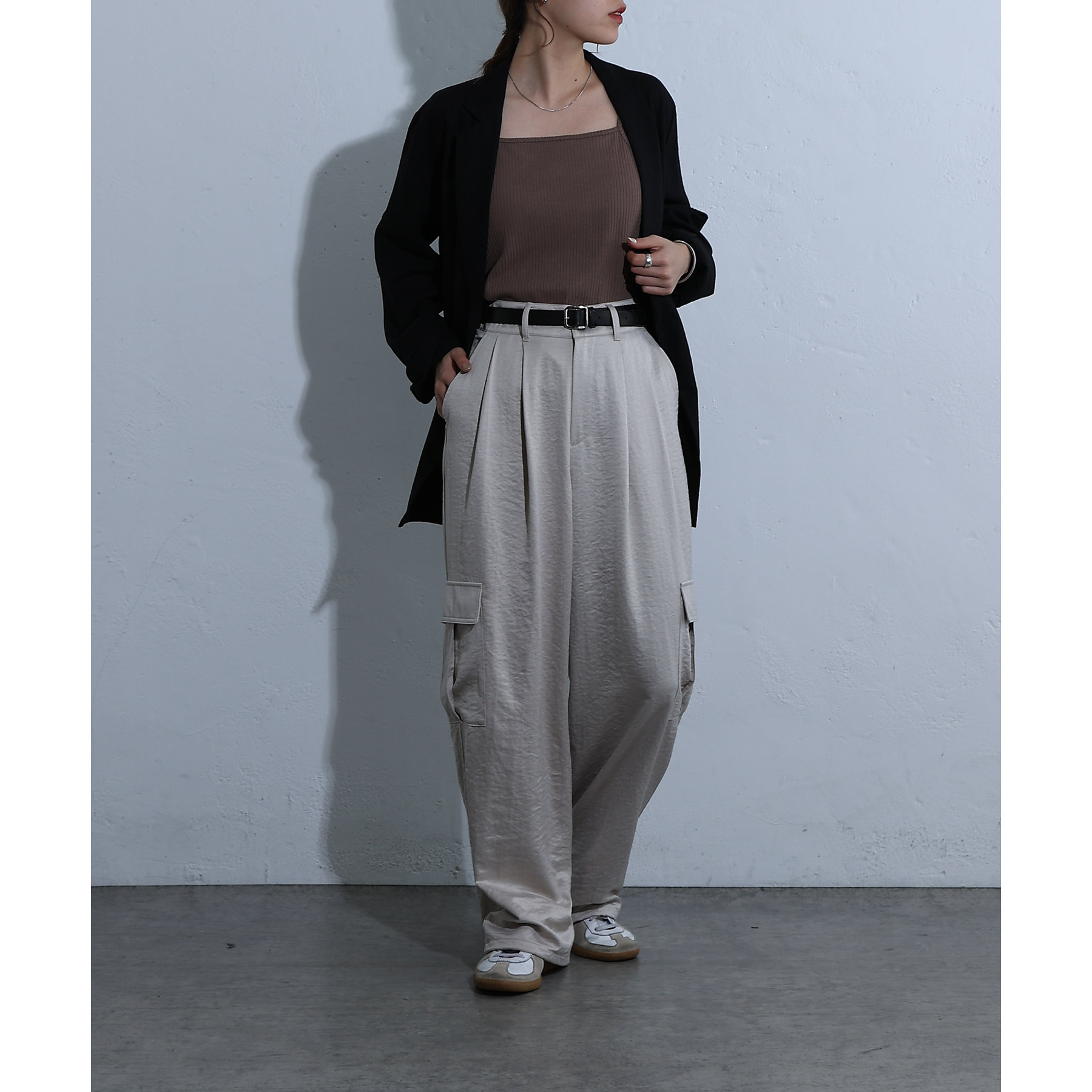 crewre クルーレ　マットサテンカーゴパンツ　グレージュ crewre/マットサテンカーゴパンツ/grayge/サイズ2