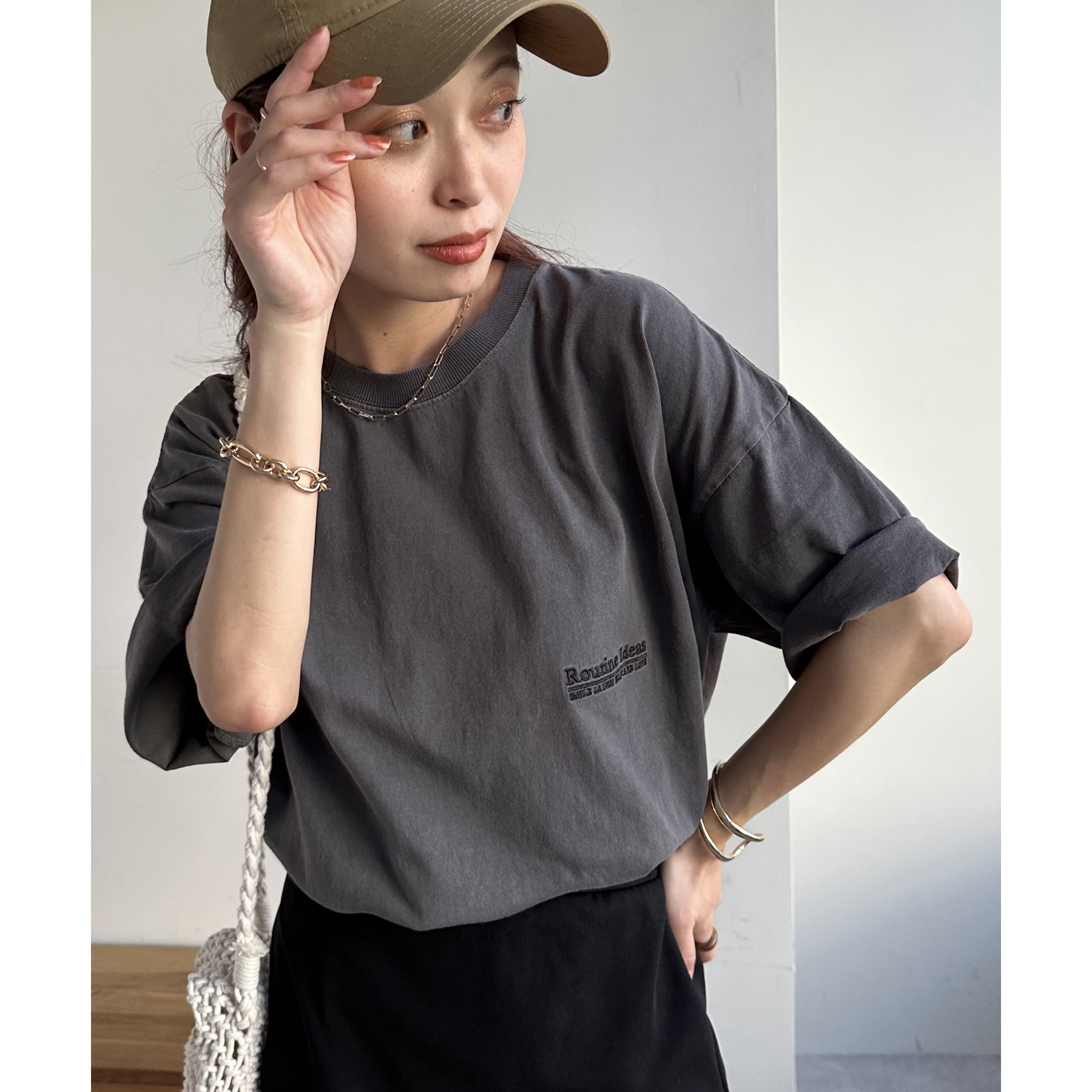 ユニセックス】《WEB限定》ピグメントワンポイント刺繍Tシャツ