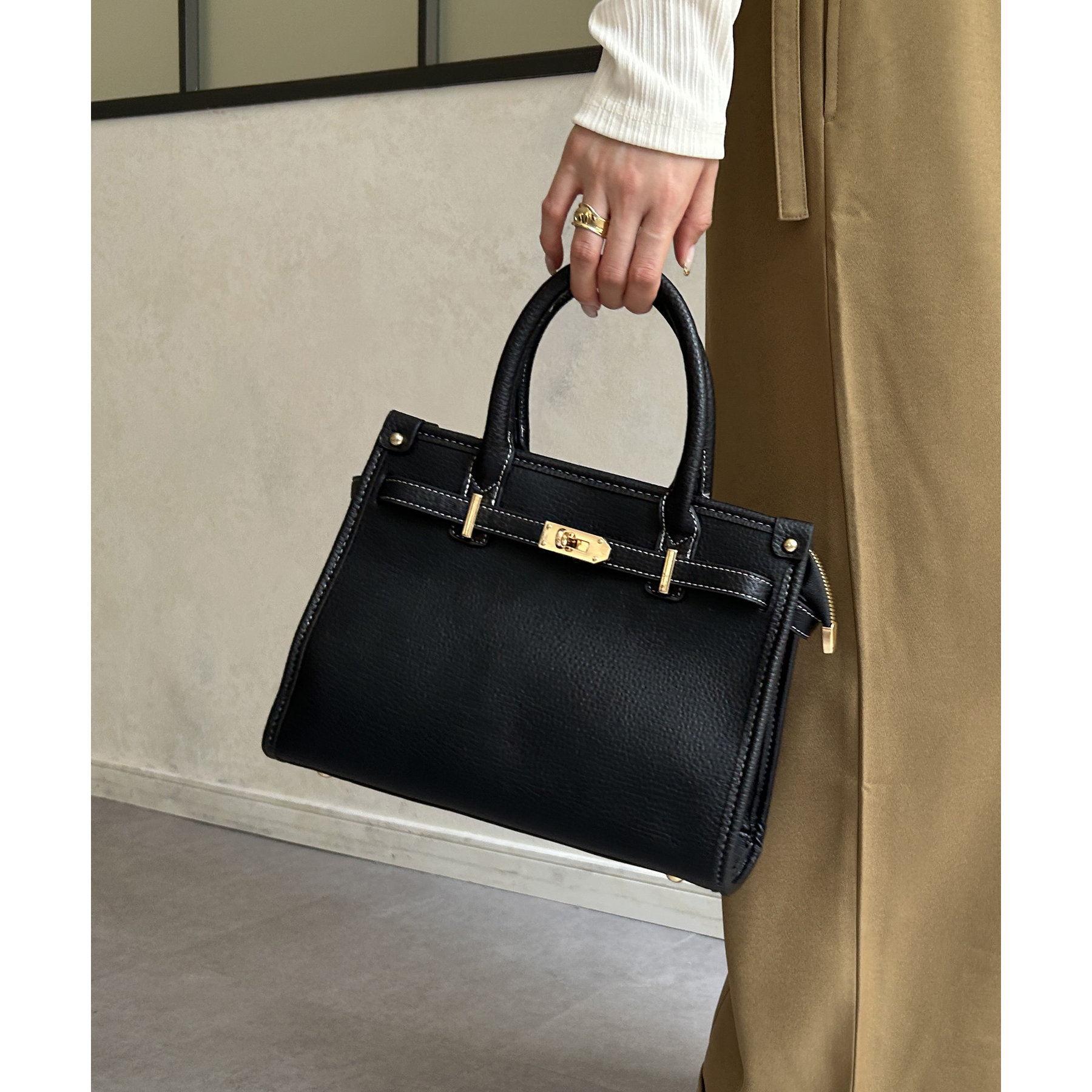 新品　レザートートバッグ ゴールド金具付き 新品 レザートートバッグ ゴールド金具付き レザートートバッグ