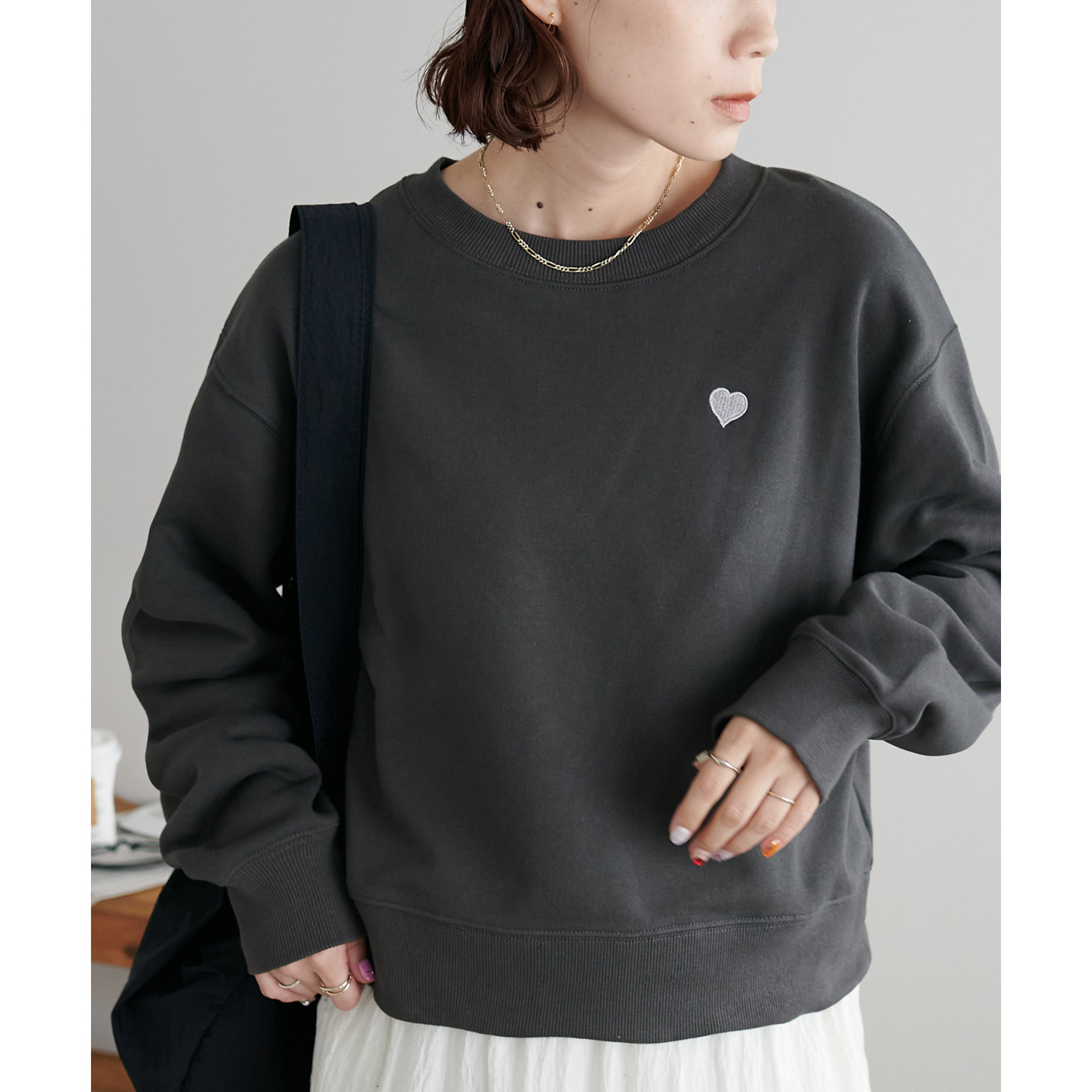 ブラック クルーネック スウェット 赤いハート刺繍 13540738_183_2_1800x1800_17593