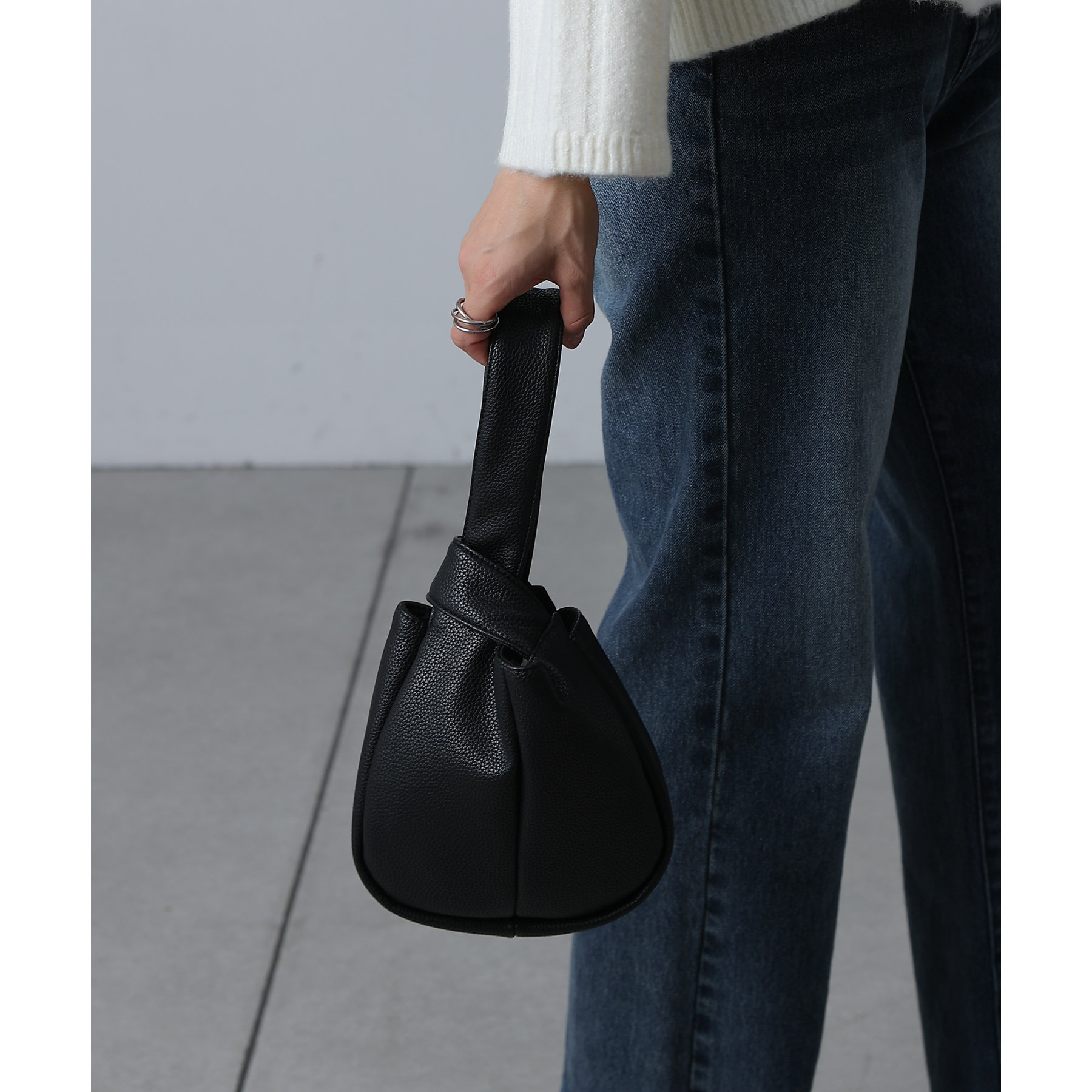 【最終お値下げ中‼︎】BEVINI ブラック 円筒形 ハンドバッグ 楽天市場】BEVINI ベヴィニの通販