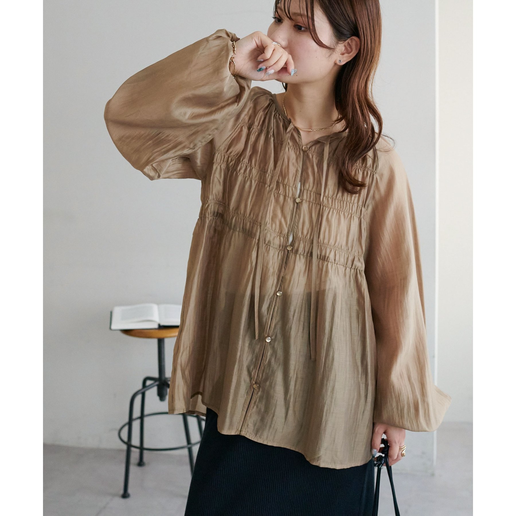 新色追加!/WEB限定】シャーリング使いシアーブラウス