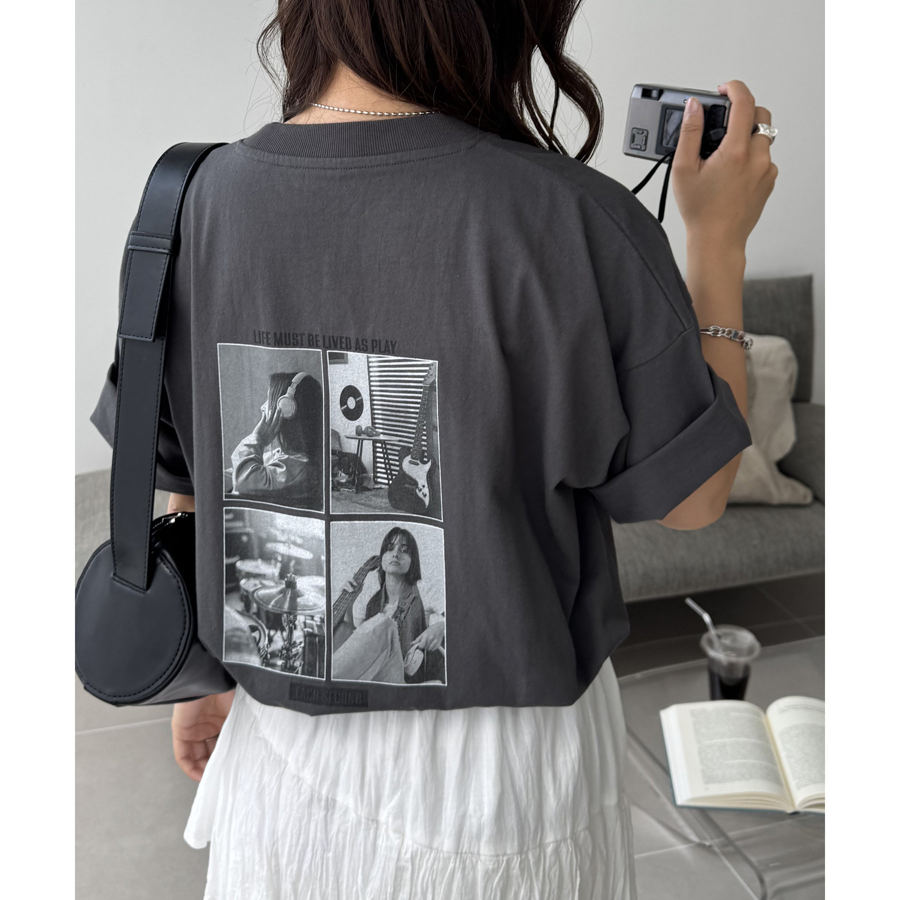 【boohoo】フローラルフォトバックプリントTシャツ Adoon plain】フラワーバックプリントTシャツ（Tシャツ