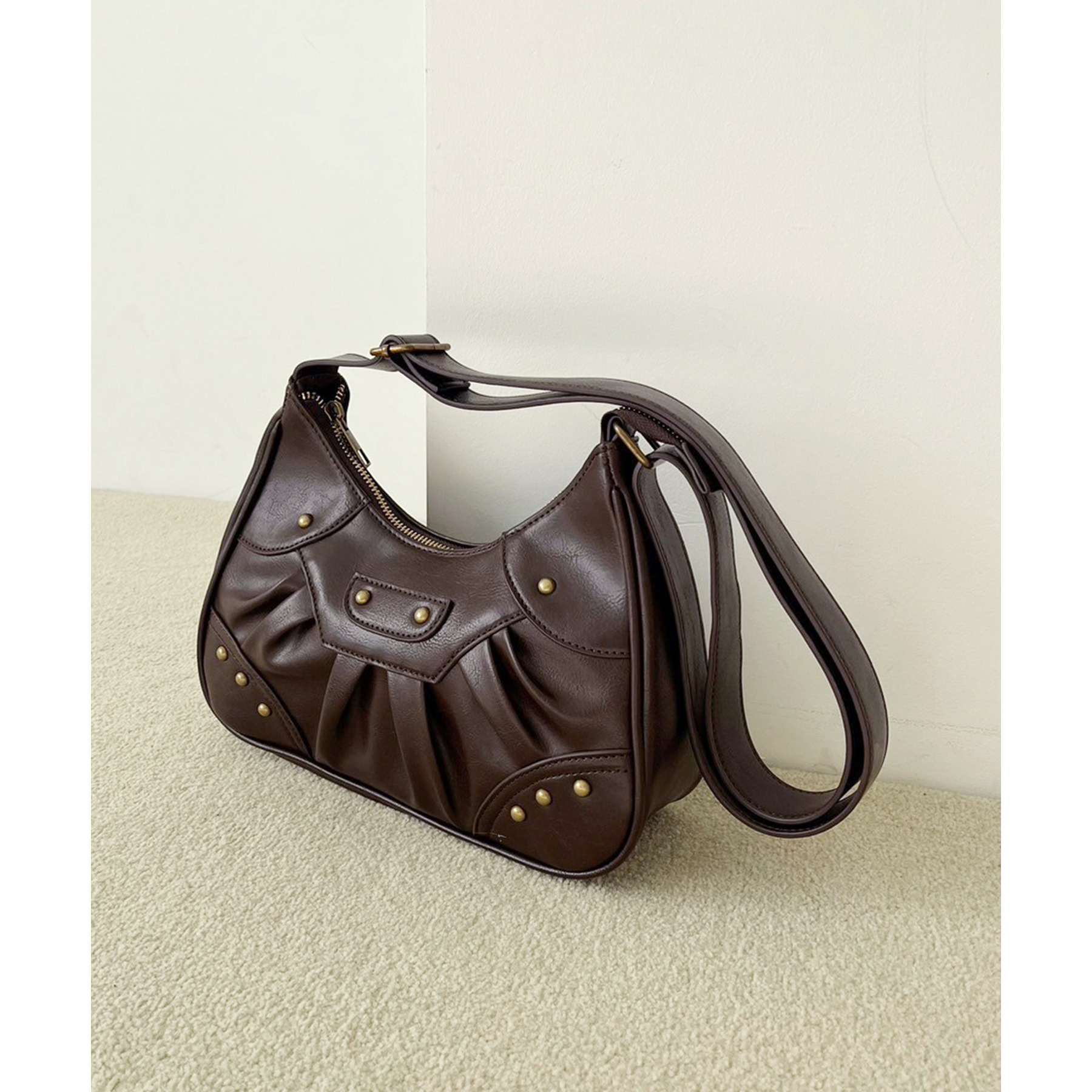 【SCULPTOR】スタッズ メタリック ホーボー バッグ Stud Metallic Hobo Bag Black – SCULPTOR JAPAN