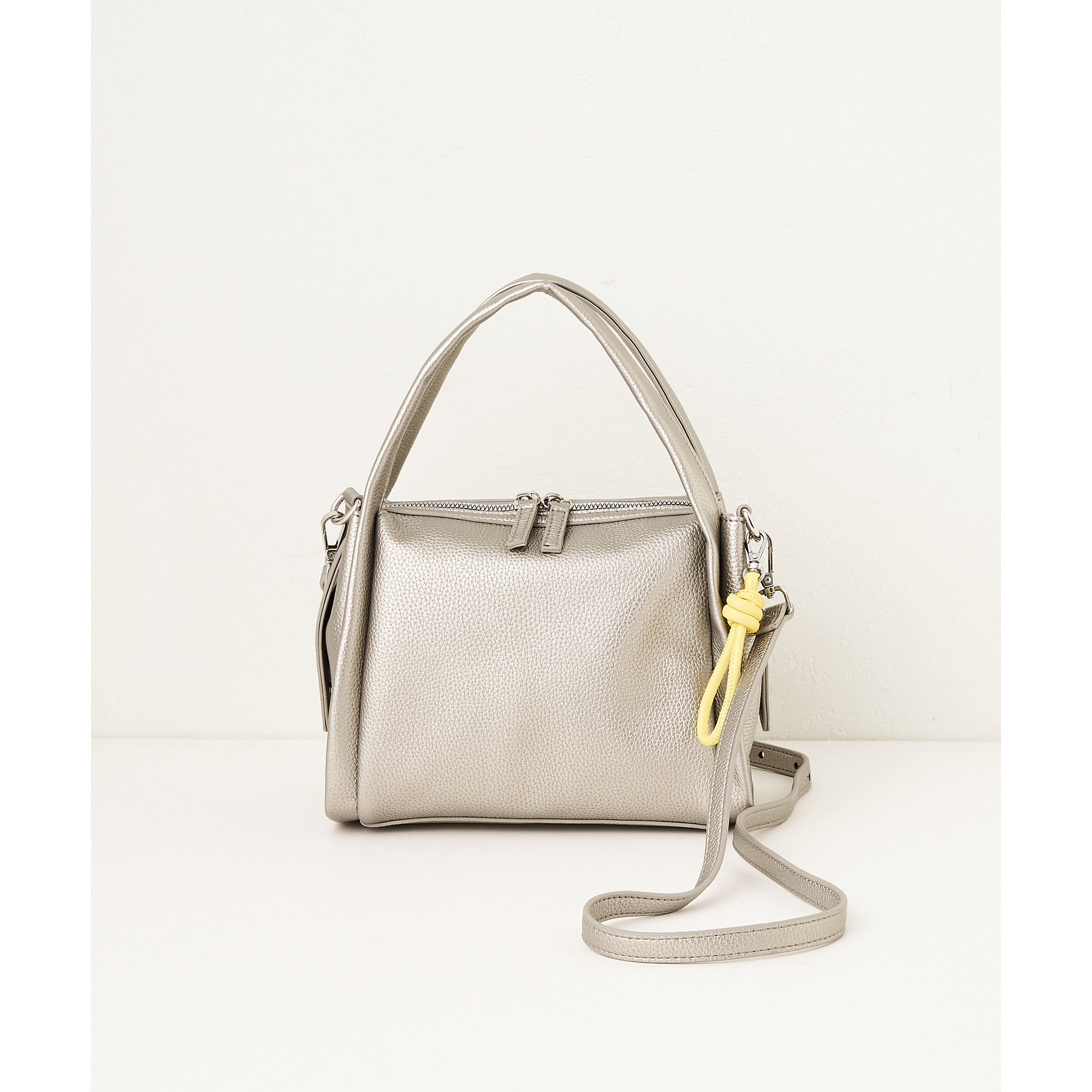 ソフトスクエアショルダーバッグ チャーム付ソフトスクエアショルダーバッグ | ファッション通販サイト NUGU