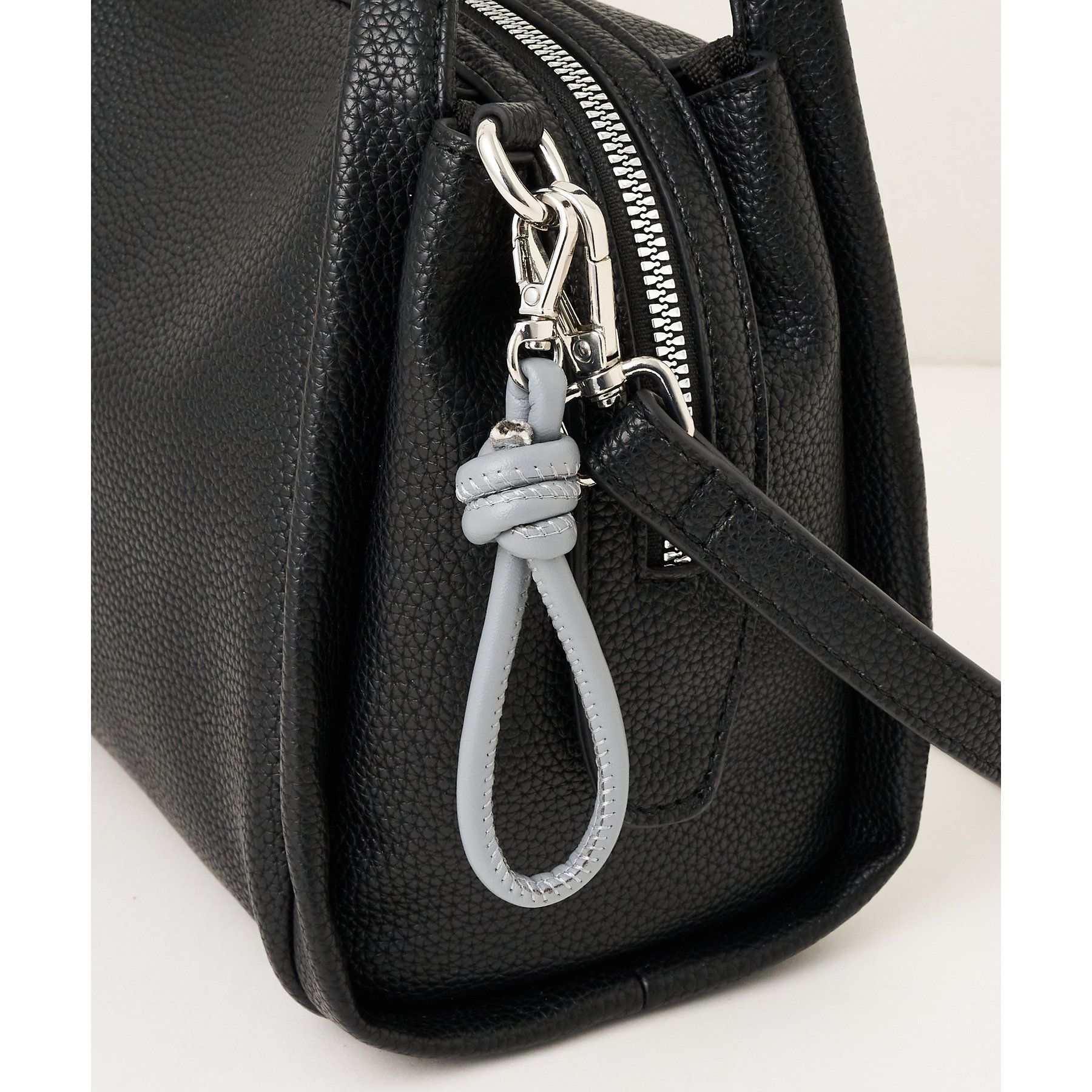 チャーム付ソフトスクエアショルダーバッグ | ファッション通販