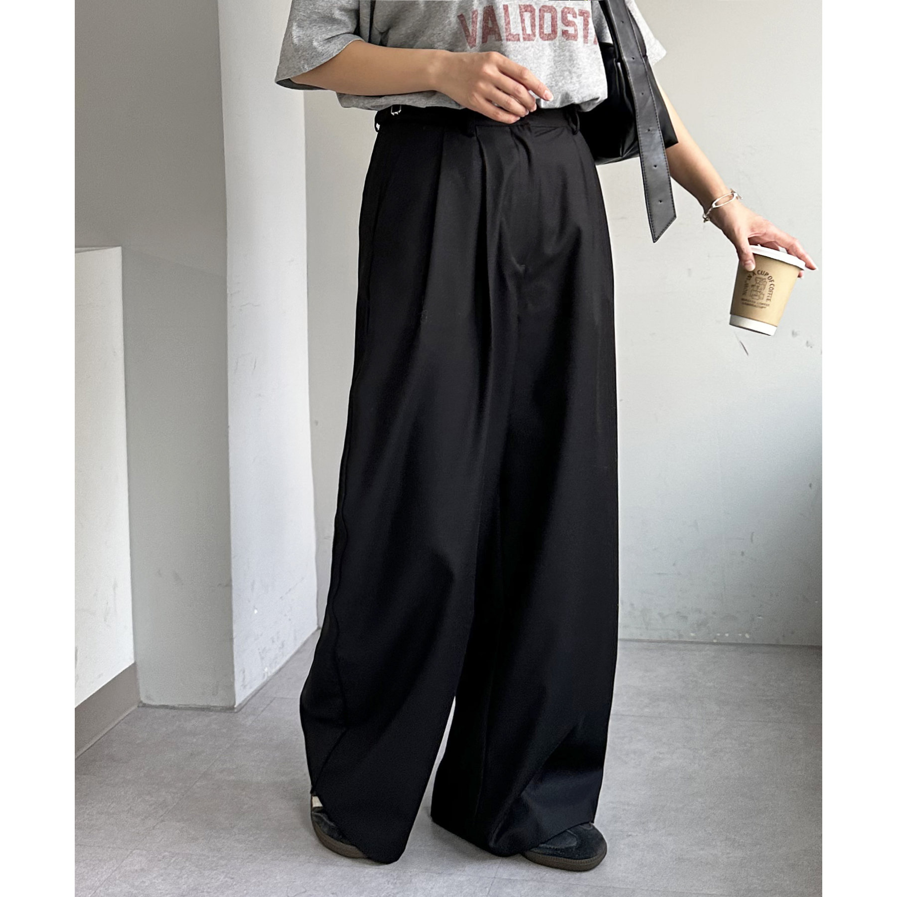ユニセックス】アジャストベルト付きタックワイドパンツ