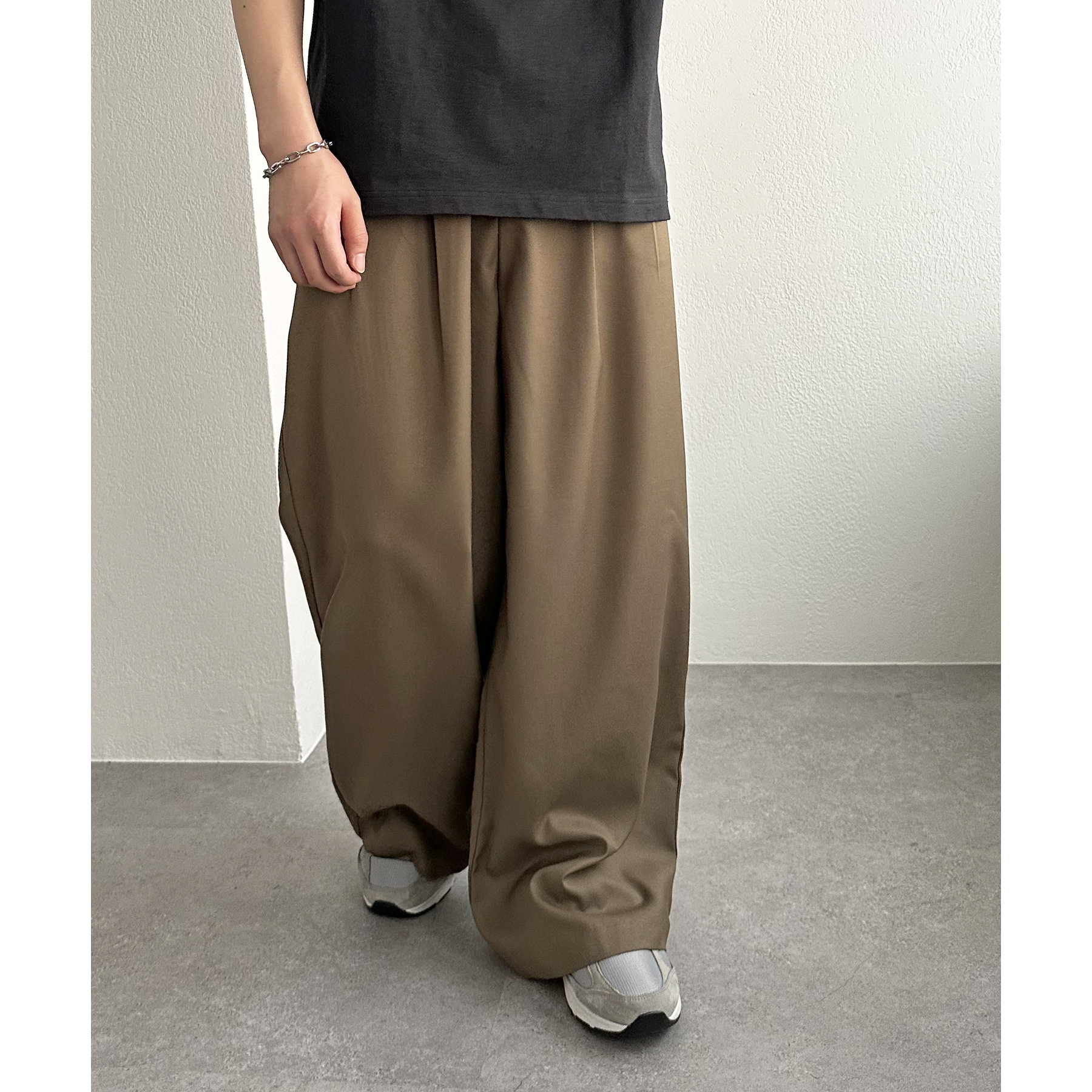 ゆか ユニセックス】アジャストベルト付きタックワイドパンツ