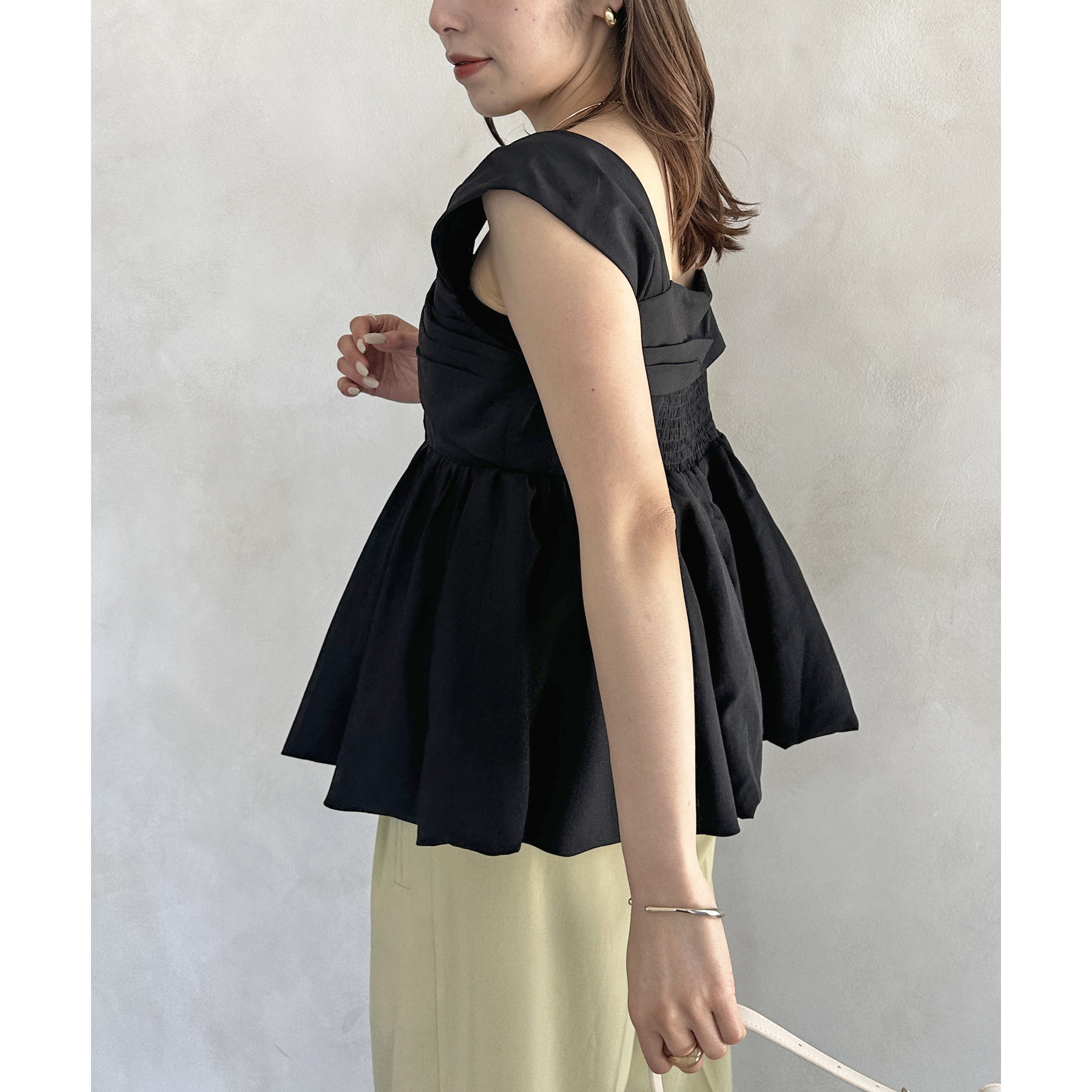 【新品タグ付き】Thevon. アシメノースリバルーンブラウス ブラック アシメノースリバルーンブラウス（シャツ/ブラウス）｜Thevon