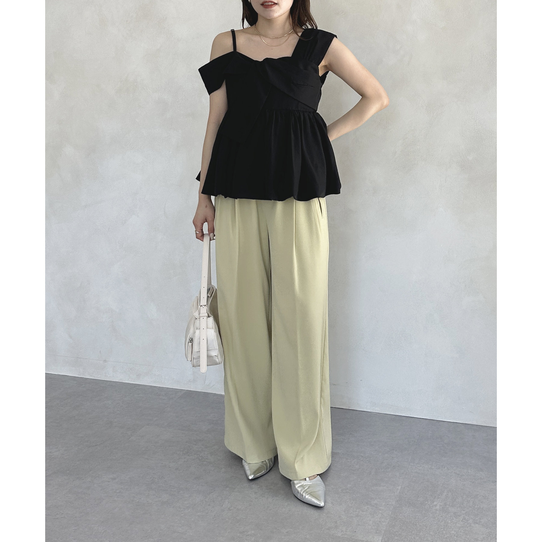 【新品タグ付き】Thevon. アシメノースリバルーンブラウス ブラック アシメノースリバルーンブラウス（シャツ/ブラウス）｜Thevon