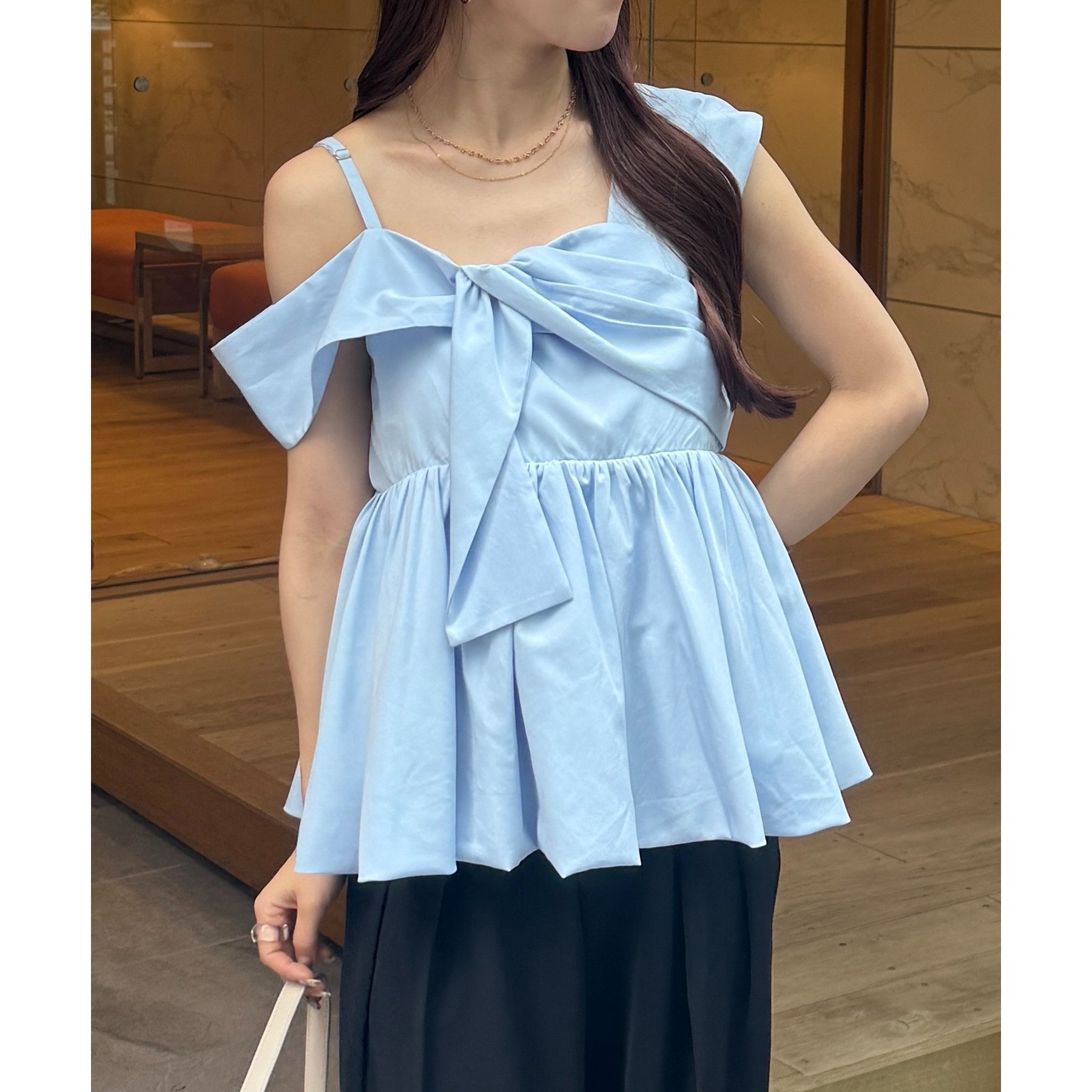【新品タグ付き】Thevon. アシメノースリバルーンブラウス ブラック セール】アシメノースリバルーンブラウス（シャツ/ブラウス