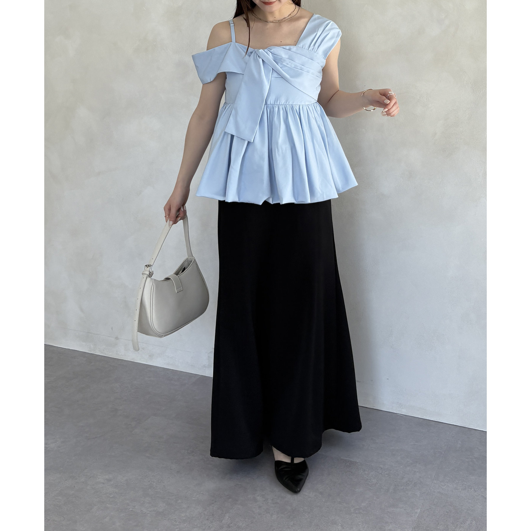 【新品タグ付き】Thevon. アシメノースリバルーンブラウス ブラック 新品タグ付き】Thevon. アシメノースリバルーンブラウス