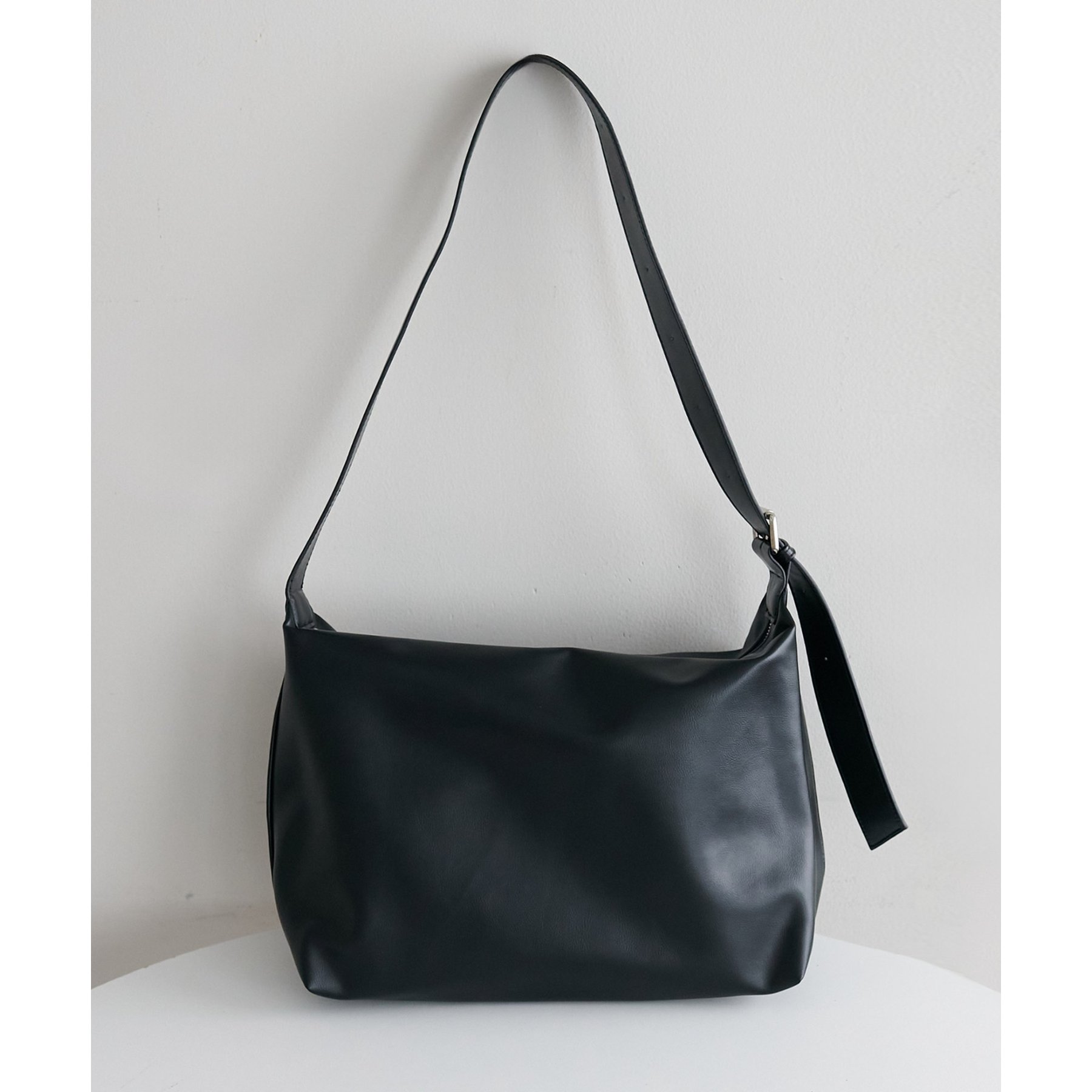 ヌバック調ビッグショルダーバッグ | ファッション通販サイト NUGU