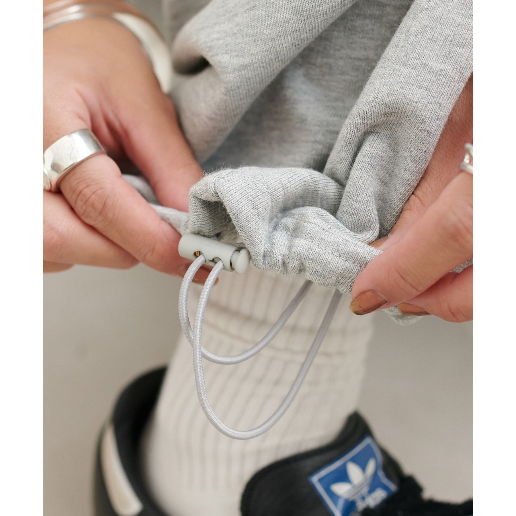 ユニセックス】ワンポイント刺繍バレルレッグスウェットパンツ