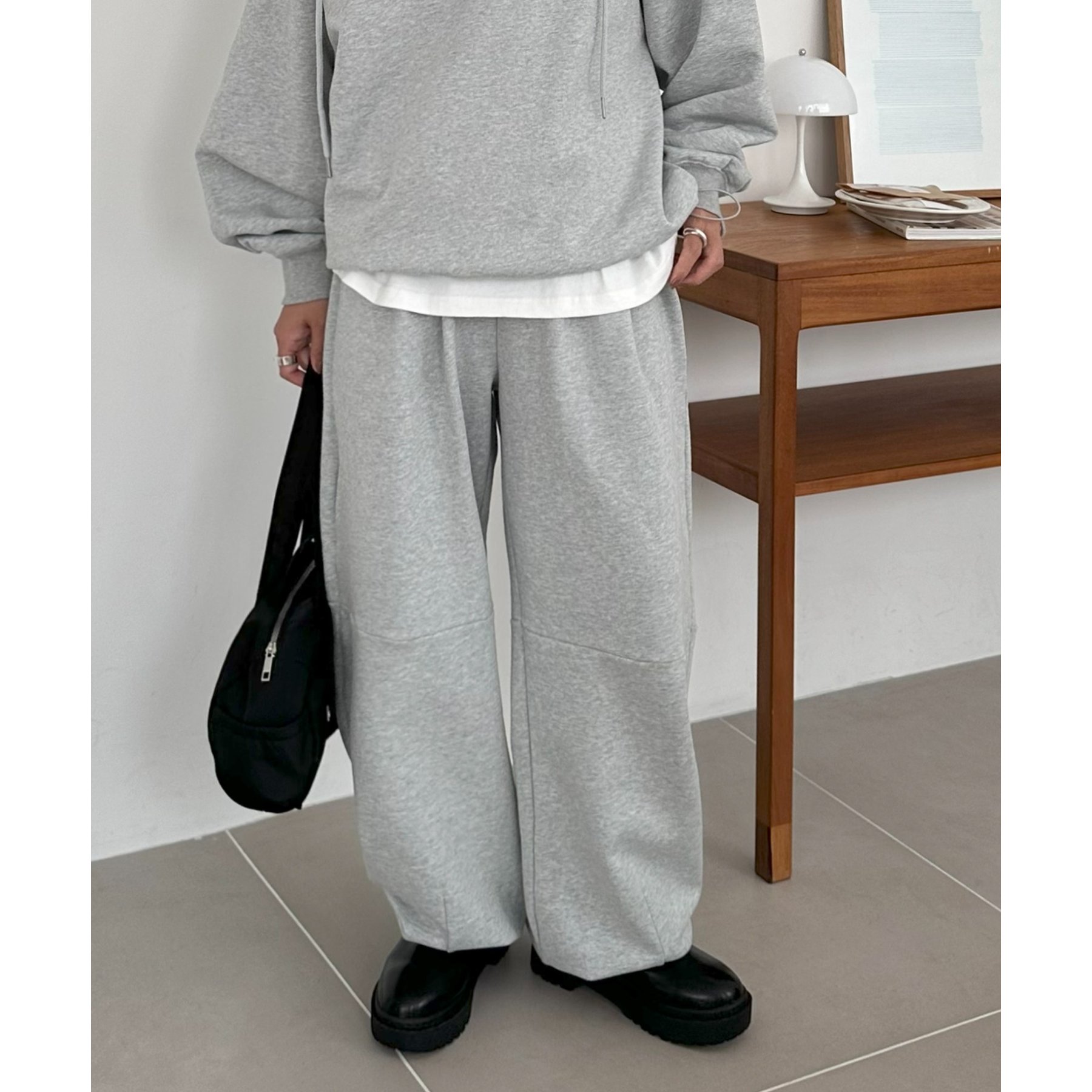 ユニセックス】ワンポイント刺繍バレルレッグスウェットパンツ