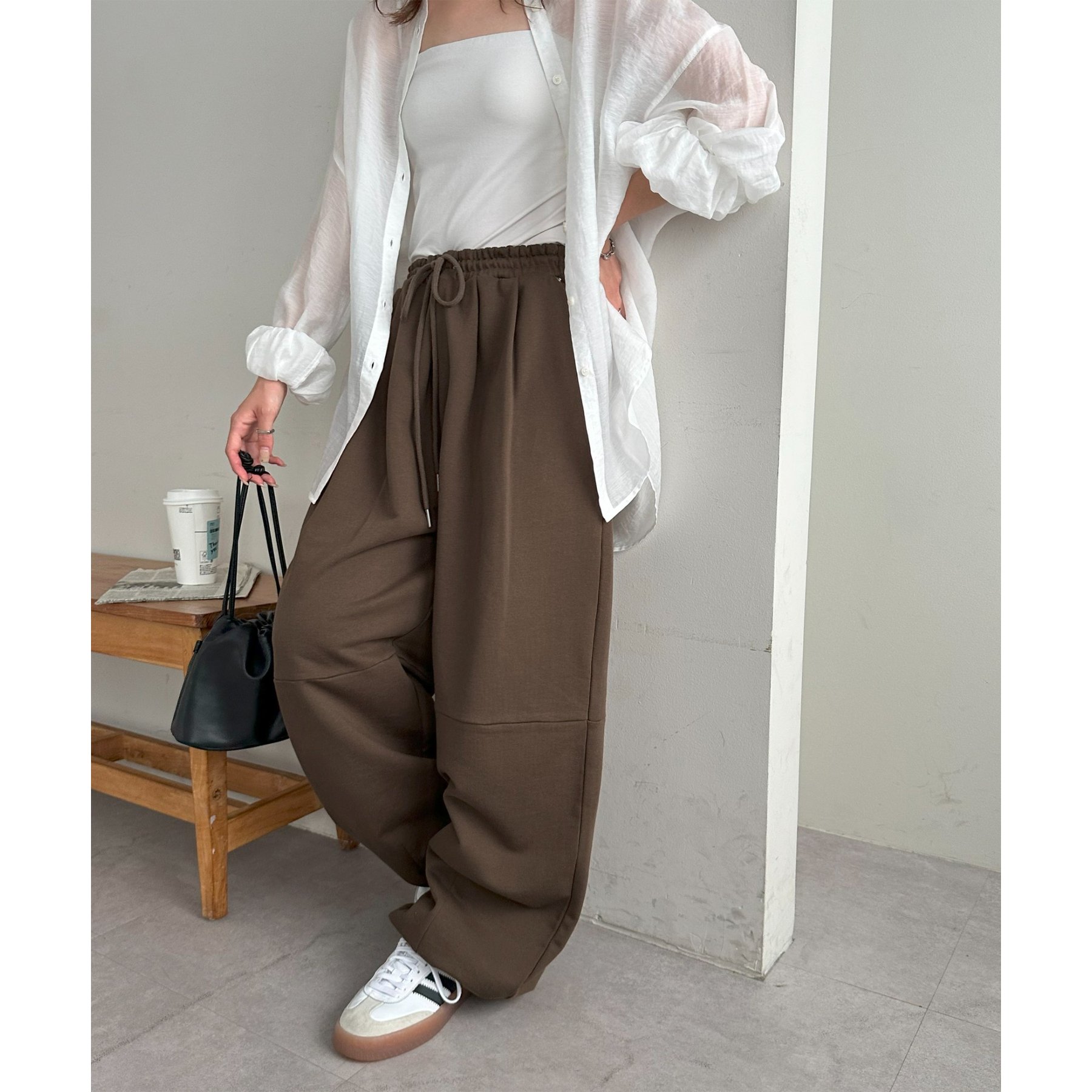 ユニセックス】ワンポイント刺繍バレルレッグスウェットパンツ