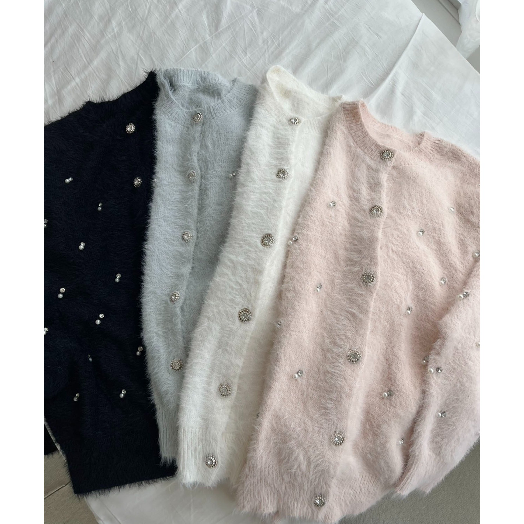 ビジューフェザーロングカーデ | ファッション通販サイト NUGU