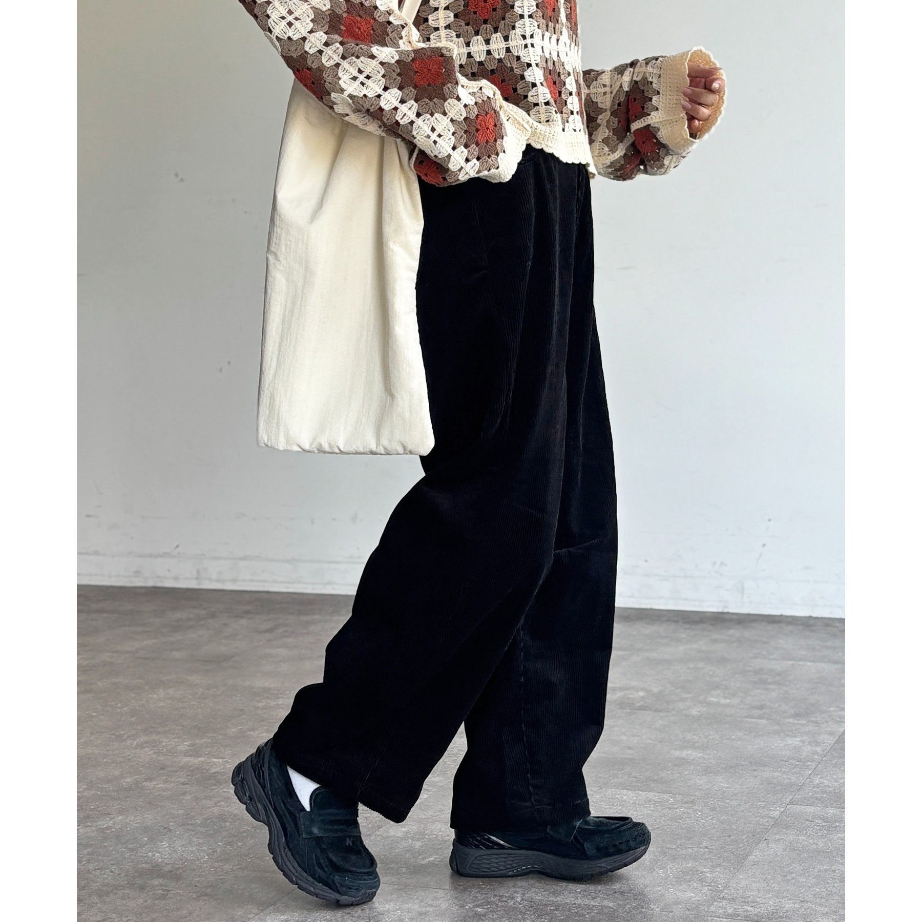 【新品】ハグオーワー コーデュロイカーブパンツ ブラック Sサイズ コーデュロイカーブパンツ | ファッション通販サイト NUGU