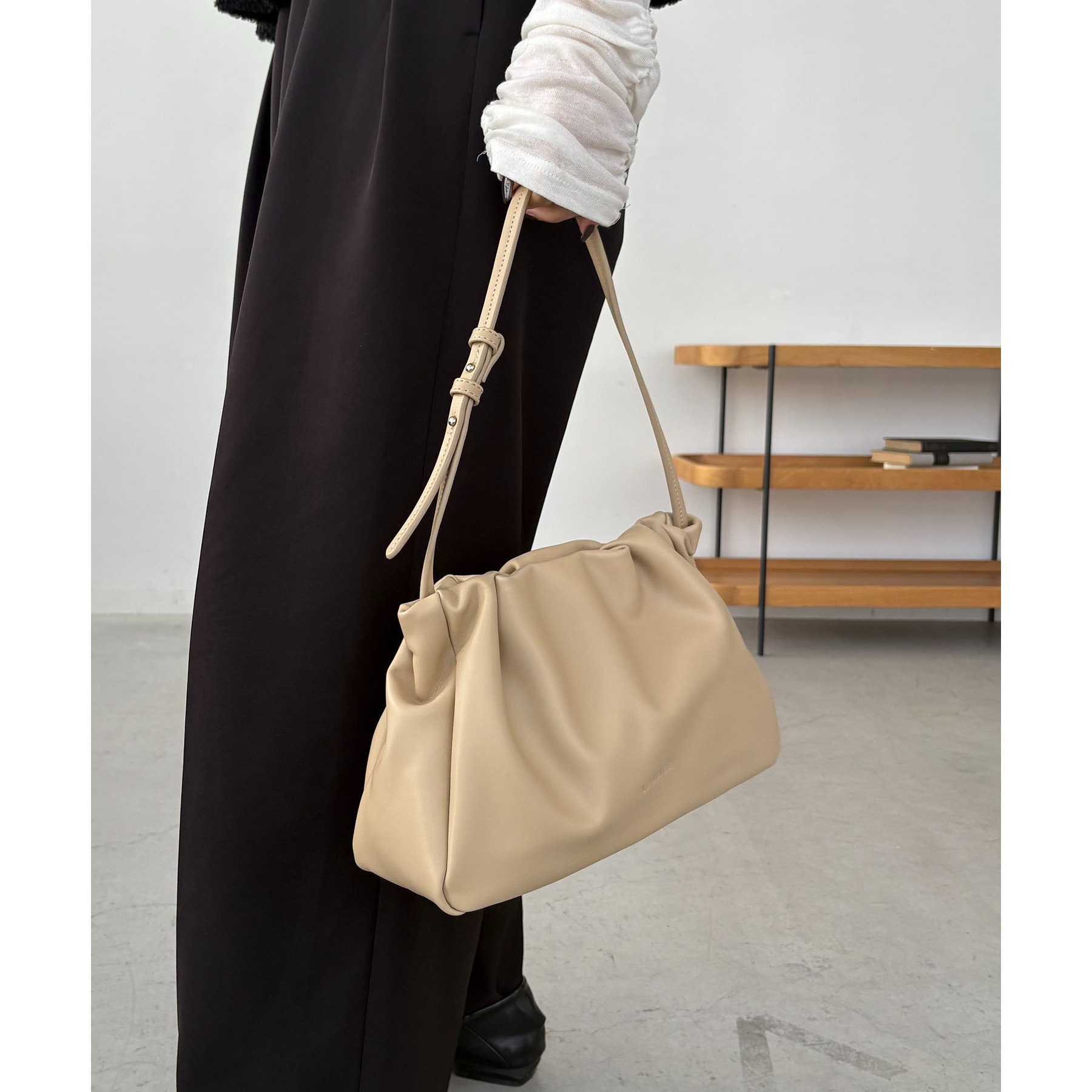 新色/ライトベージュ】クラウディギャザーバッグ | ファッション通販