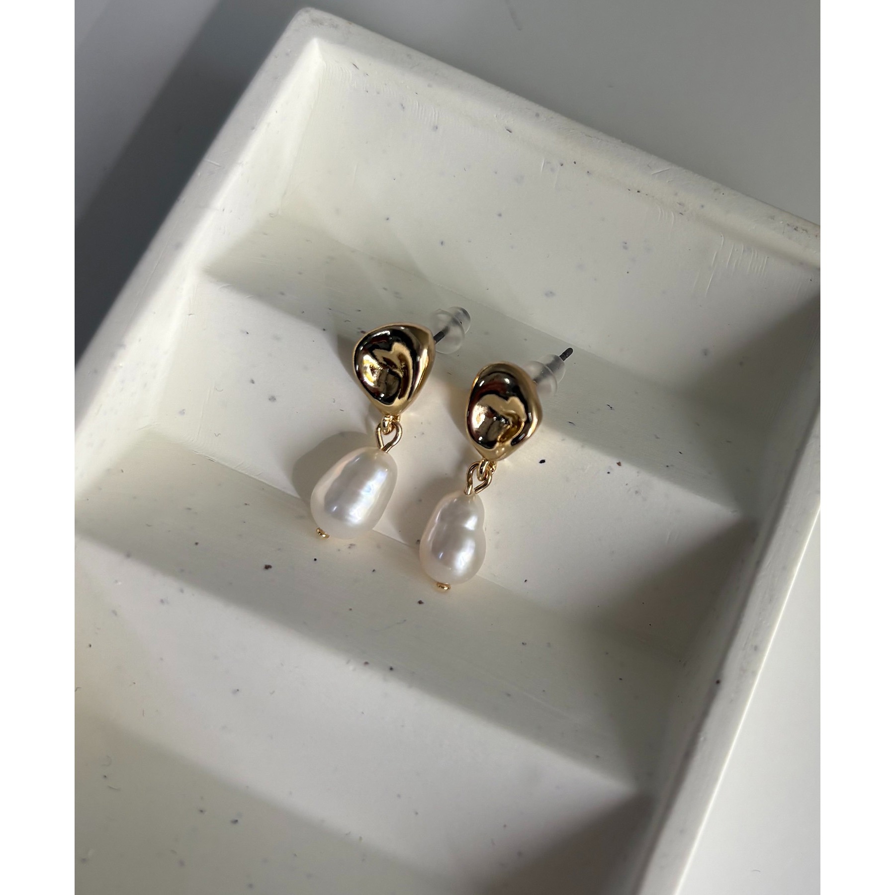 〈GOLDY/ゴールディ〉ドロップパールピアス