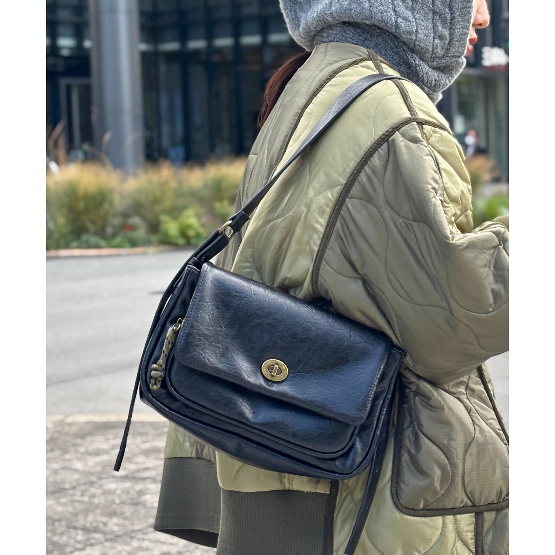 【Ackermann】美品 レザー ショルダーバッグ ターンロック 黒 Ackermann】美品 レザー ショルダーバッグ ターンロック 黒