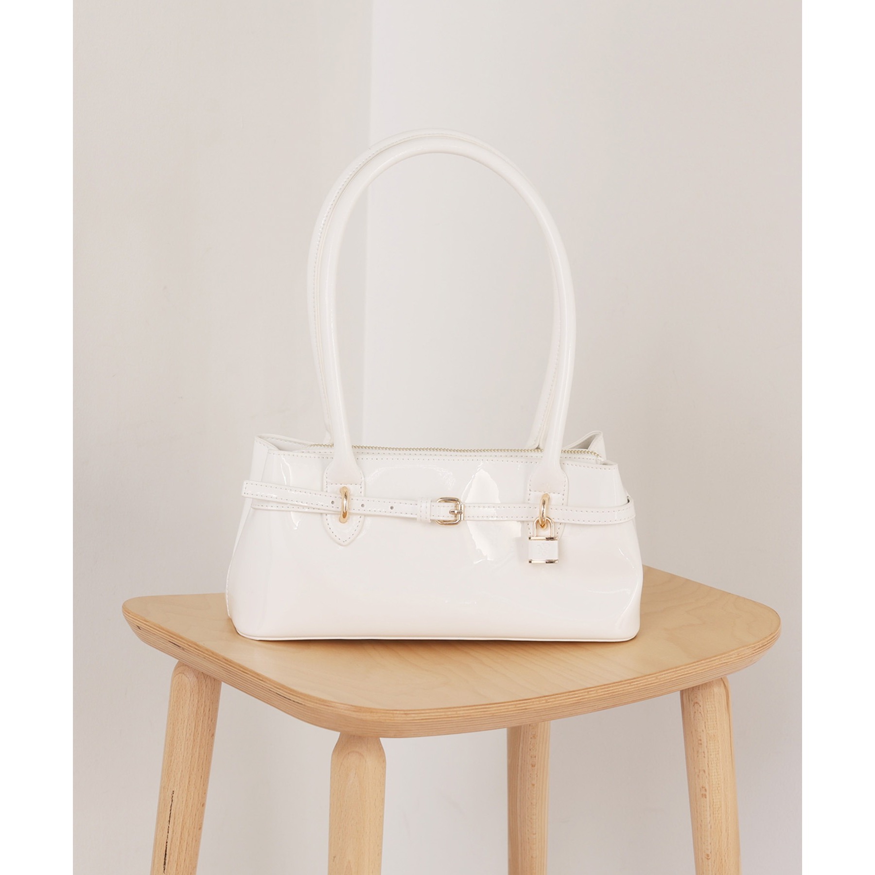 ベルト付きエナメルバッグ