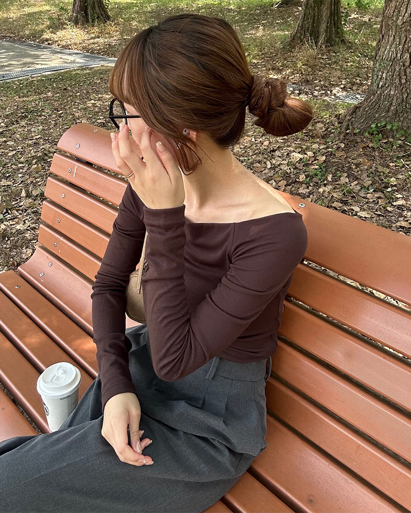 値下げGlossy クロップドオフショルダーグレーXS XS～Lサイズあり】フロントジッパー×オフショルダーリブニット