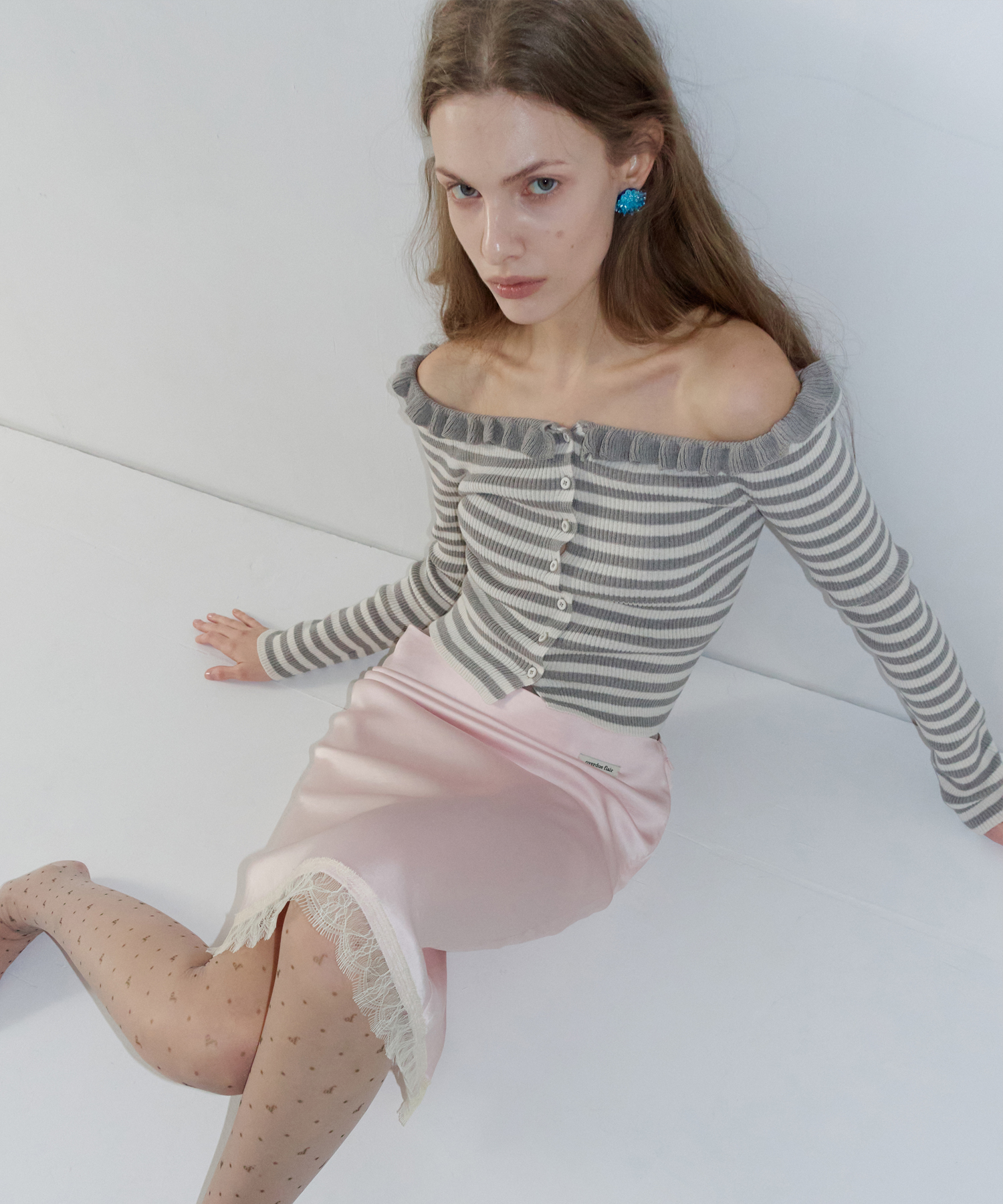 OFF SHOULDER FRILLED STRIPE CARDIGAN_CREAM/GRAY