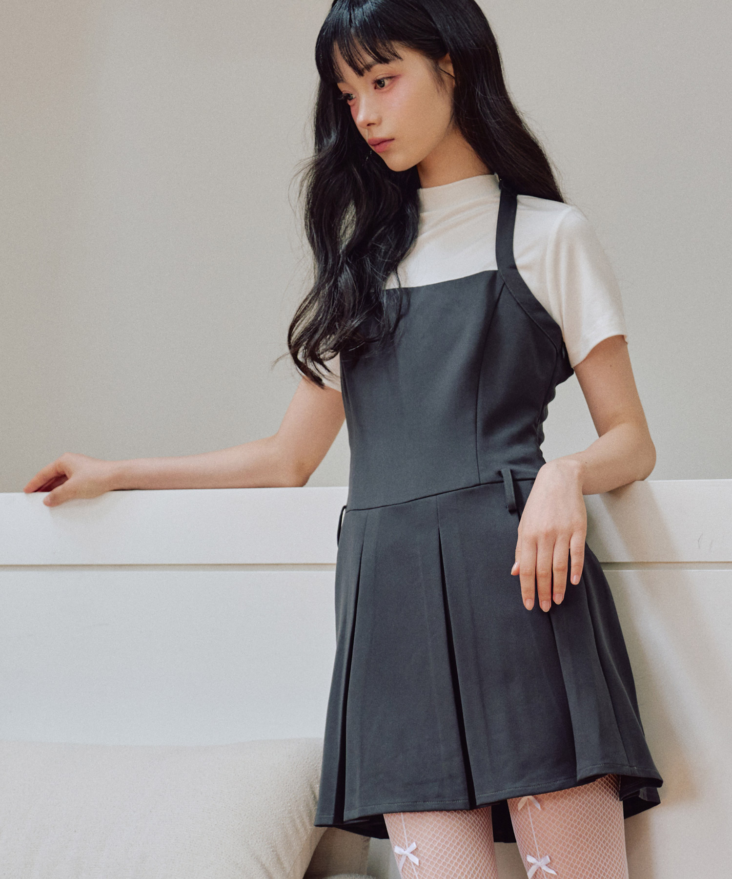 走ったビスティエプリーツミニワンピース [CHARCOAL] | ファッション