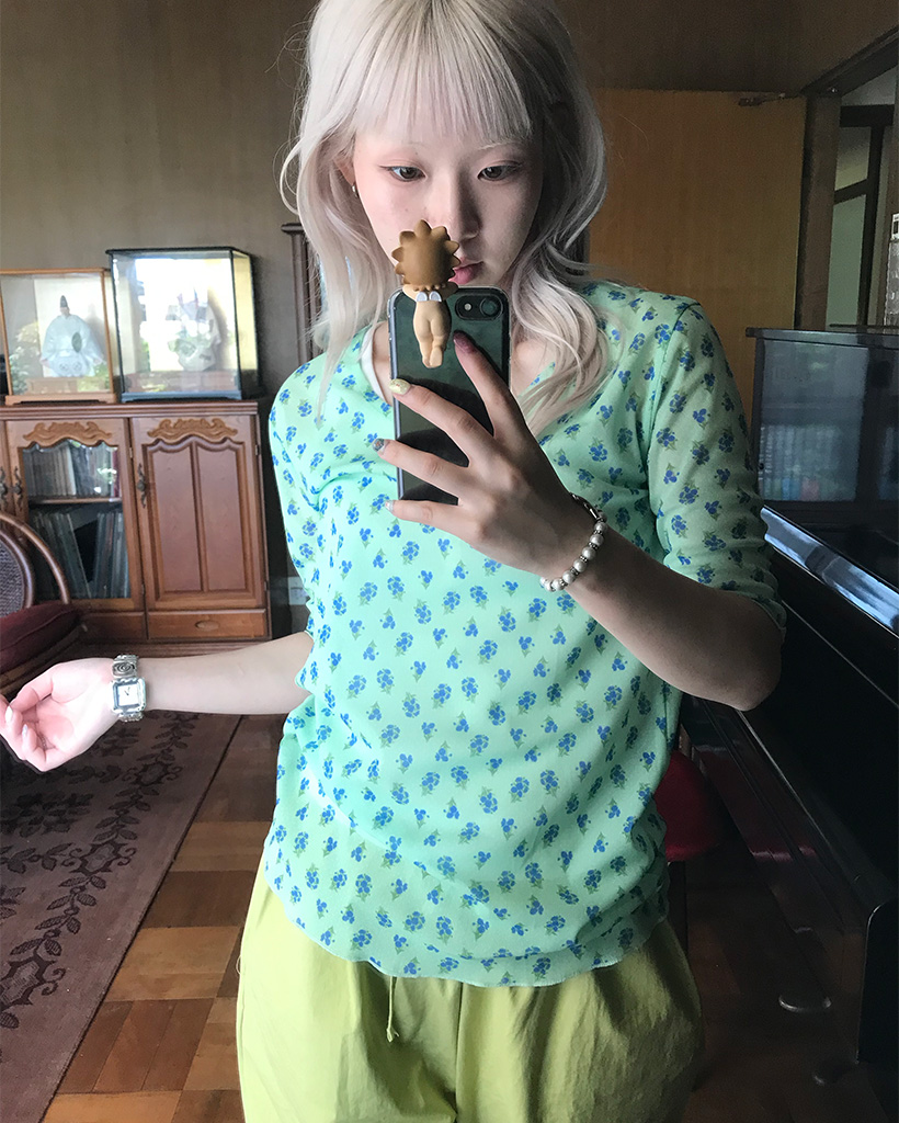 フラワーパターンTシャツ