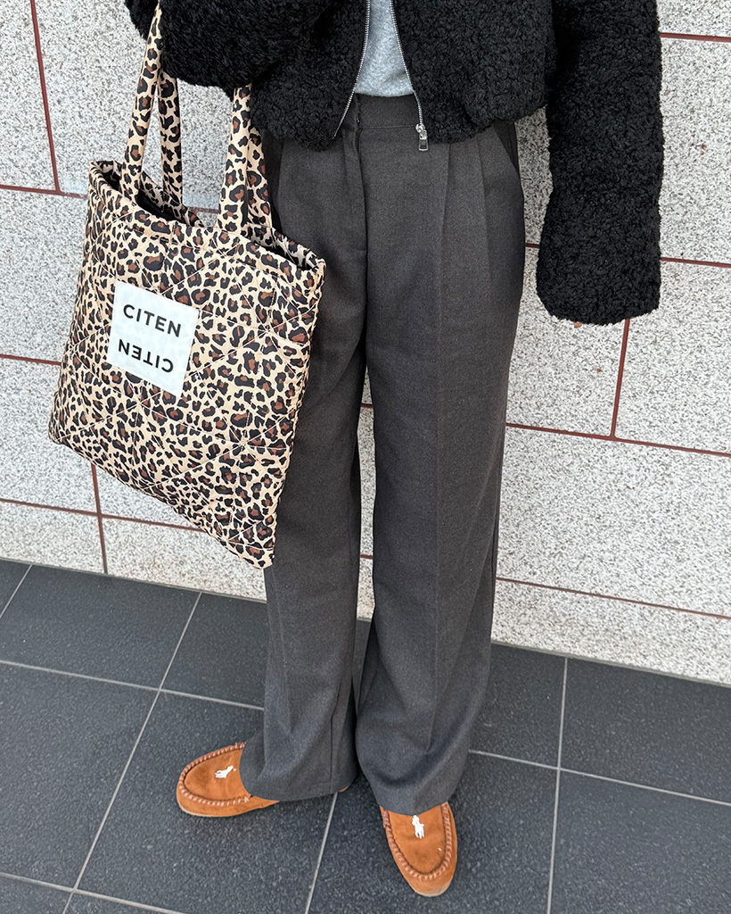 タック入りワイドスラックスパンツ