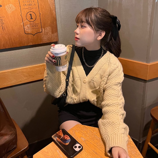 Vネックケーブルニットカーディガン