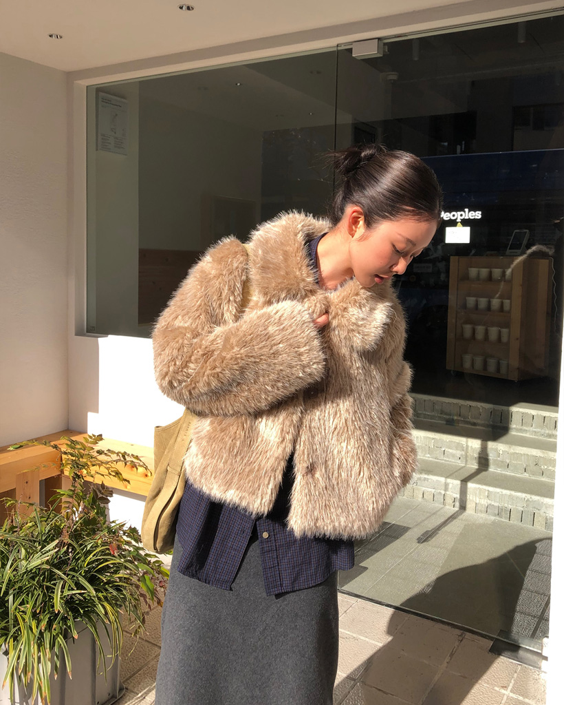 ポンポン付きフードフェイクファージャケット (2color) | ファッション