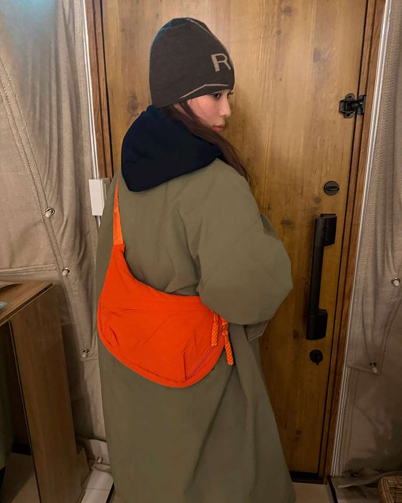 ハーフムーンクロスボディバッグ