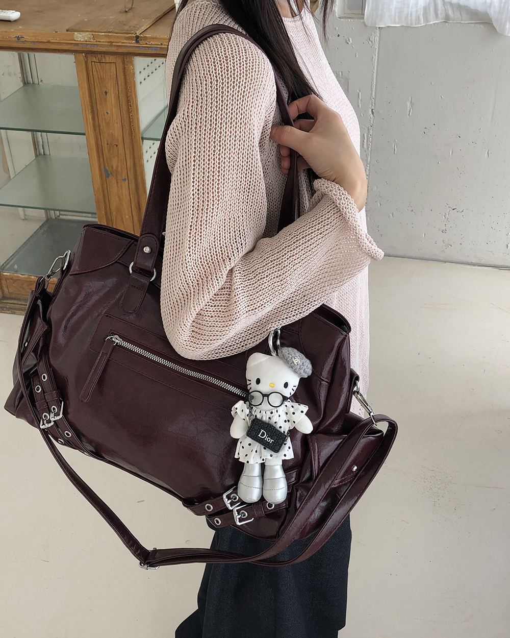 スタッズアイレットジップアップレザーショルダーバッグ