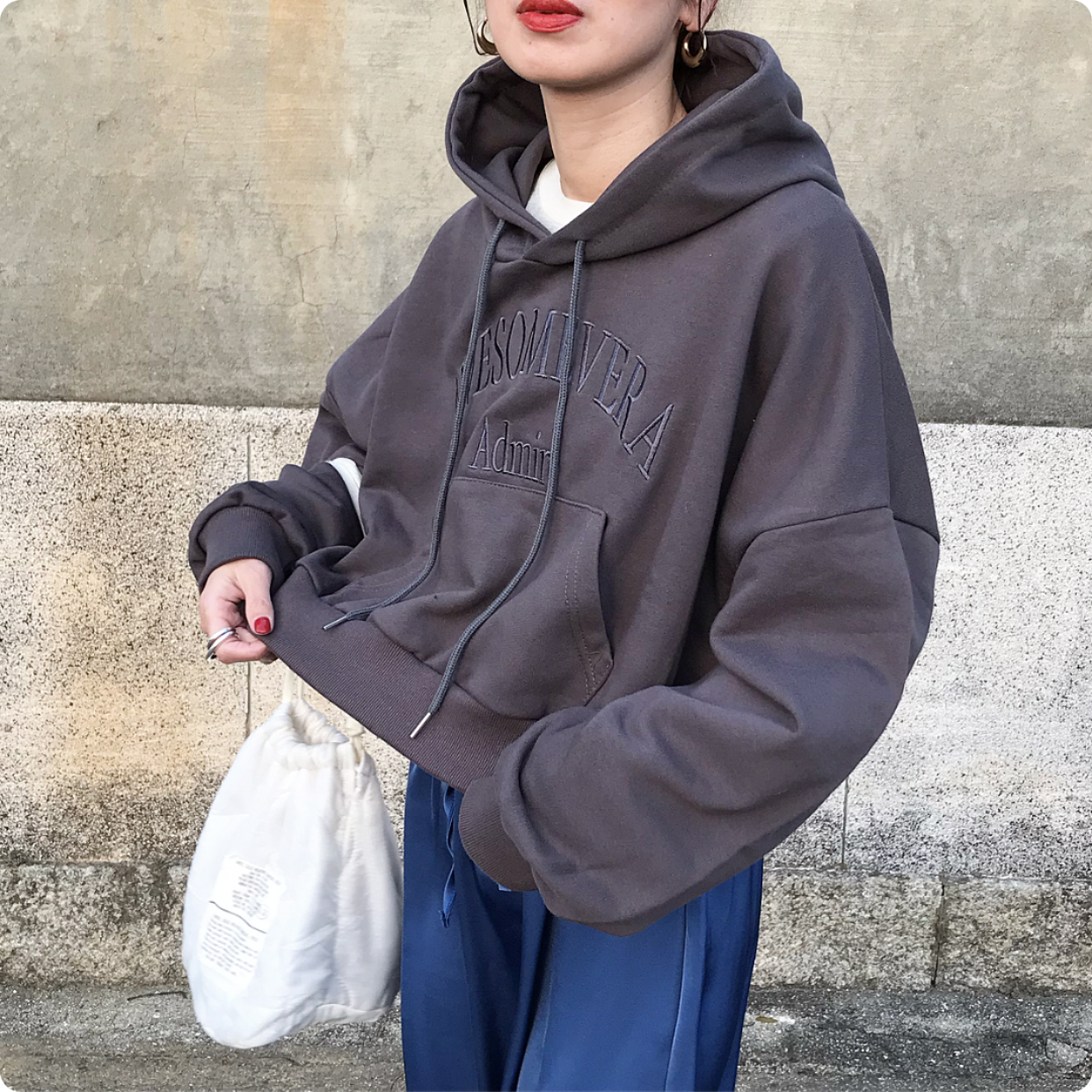 BEEDEN B23ロゴ入り黒クロップドパーカー BEEDEN B23ロゴ入り黒クロップドパーカー