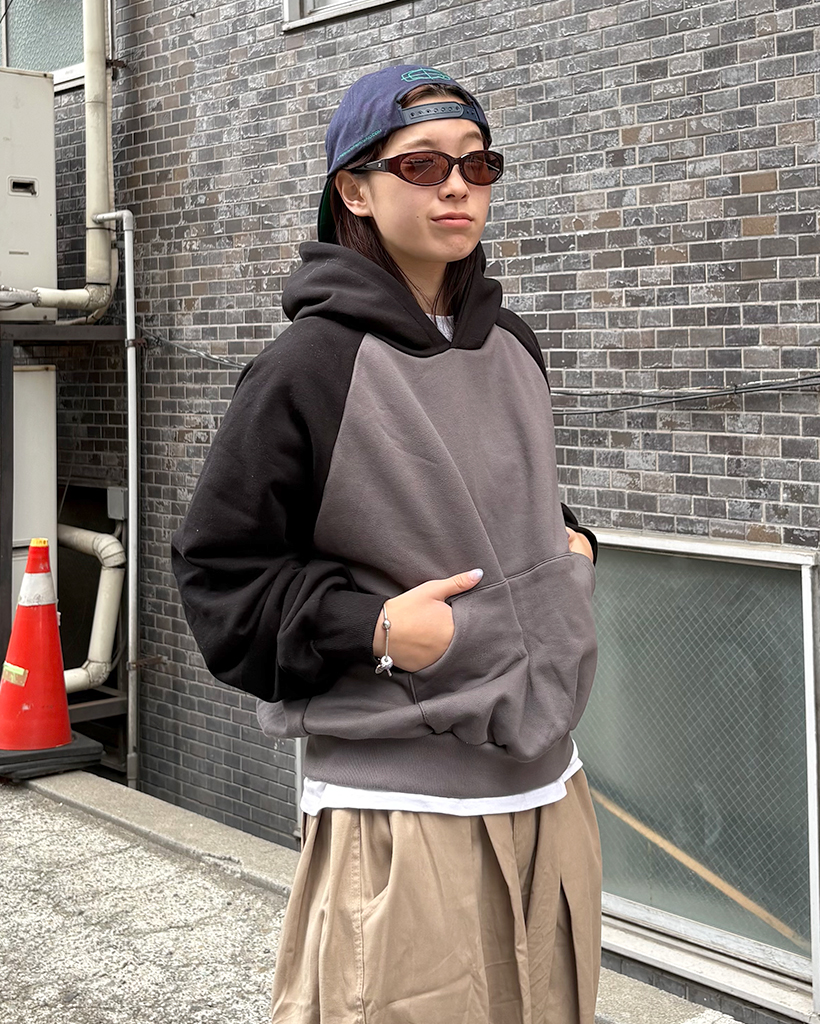 （ユニセックス）バイカラーラグランポイントパーカー