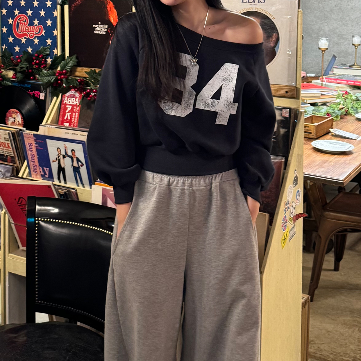 ナンバーレタリングオフショルダースウェットシャツ | ファッション