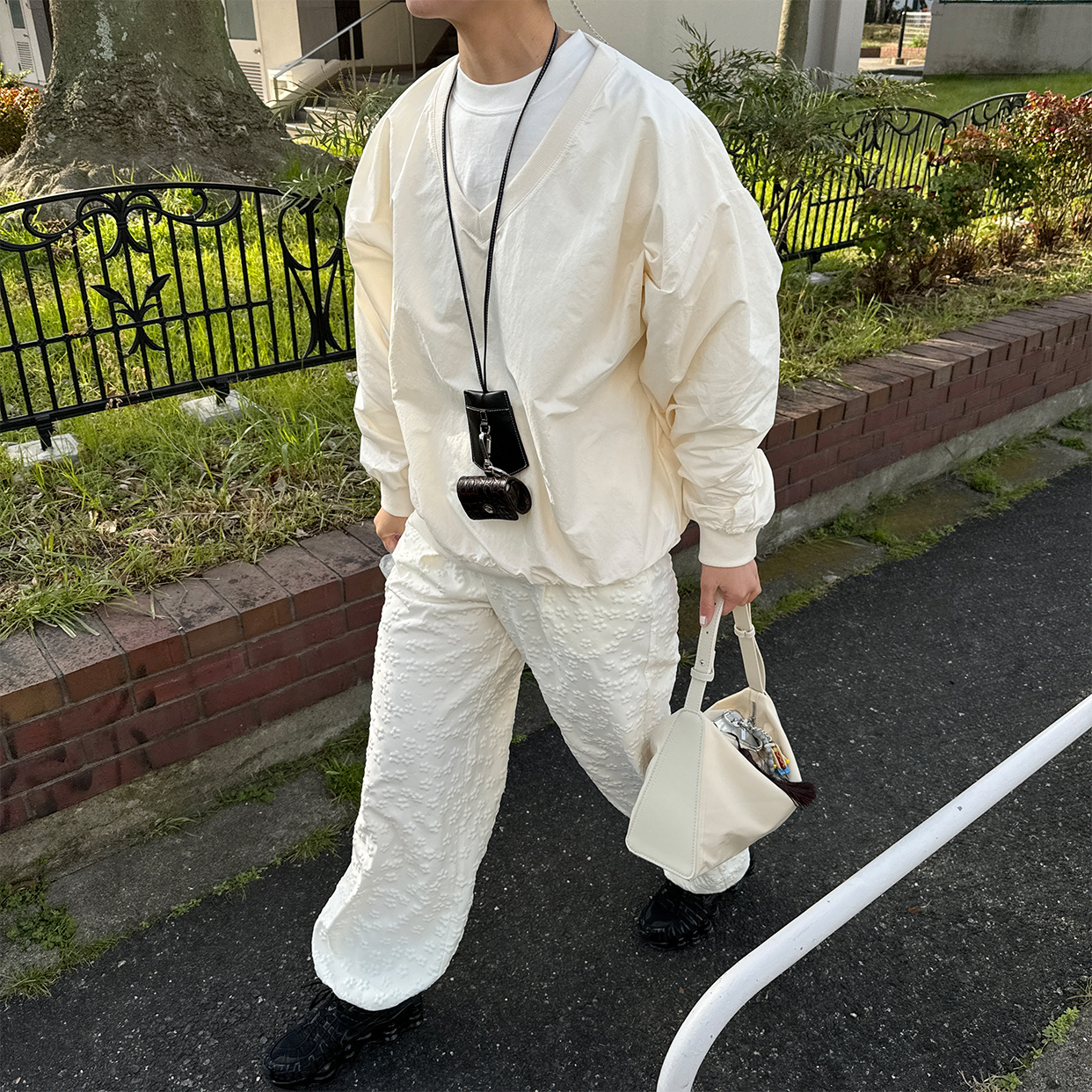 グロッシーVネックスウィンドブレーカースウェット