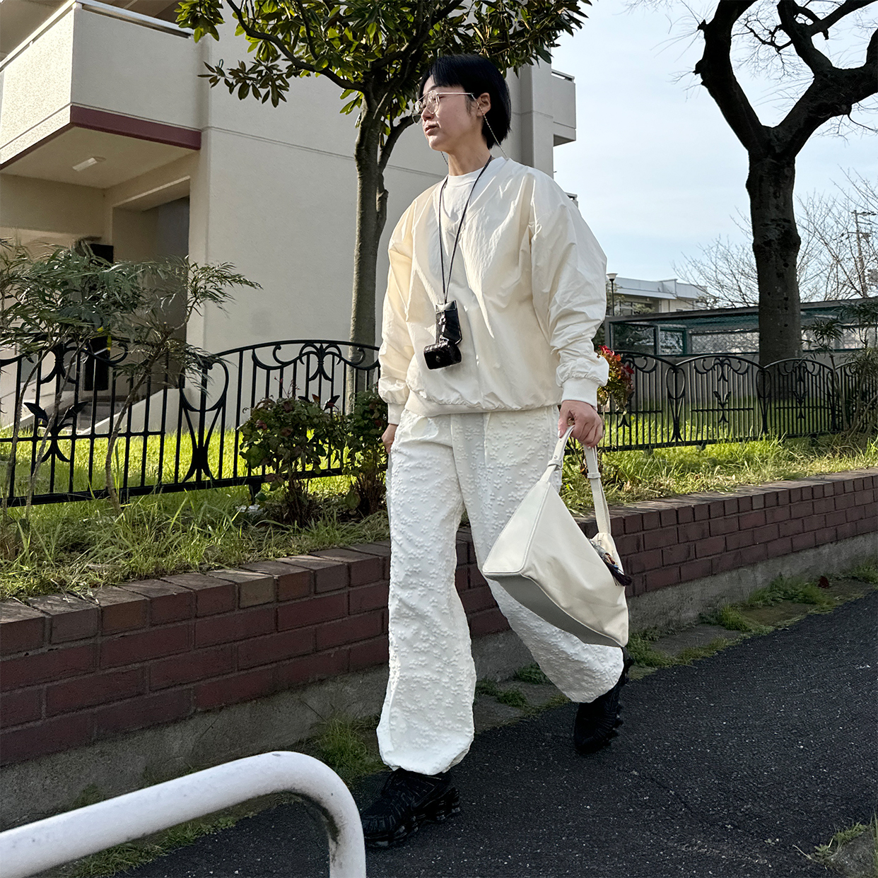 グロッシーVネックスウィンドブレーカースウェット