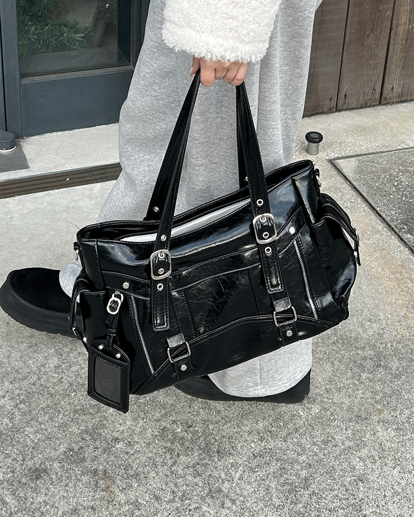 フェイクレザーアイレットショルダーバッグ