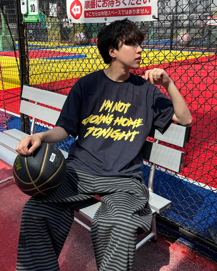 （ユニセックス）レタリング半袖Tシャツ