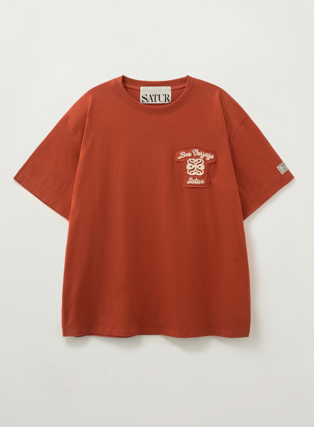 【SATUR】BON VOYAGE RAW-CUT APPLIQUE T-SHIRT Bon Voyage Raw-Cut Applique T-Shirt - Brick Orange