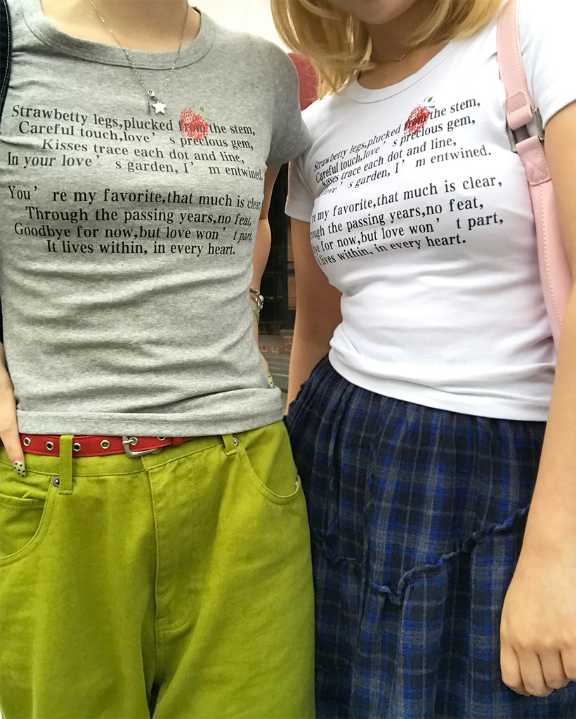 イチゴポイントレタリングスリムフィット半袖Tシャツ