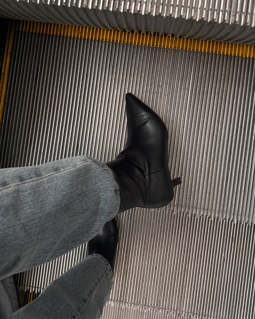 レザーポインテッドトゥアンクルブーツ